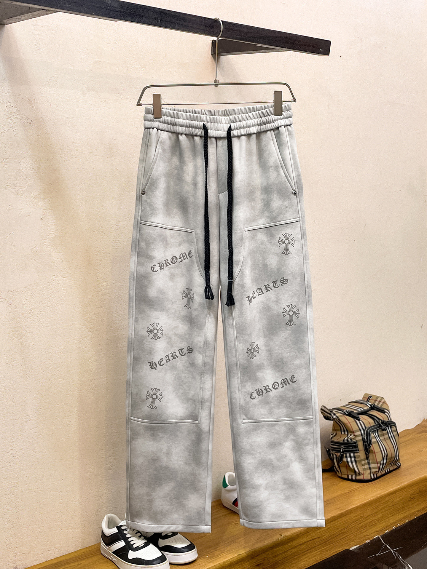 NO:737024,Chrome Hearts' 2026 spring new trousers and casual pants are on sale simultaneously on the official website. The brand's classic LOGO casual pants are made of customized fabrics with excellent comfort and strong touch. Highly recognizable and perfect in appearance and craftsmanship. Sizes M-3XL,,chrome hearts,19860909克罗心 2026春季新款长裤休闲裤官网同步发售.品牌经典LOGO休闲裤 ,定制面料,舒适度极好,手触感强烈.辨识度极高,完美品相工艺. 尺码M-3XL,,chrome hearts,,Men's clothing