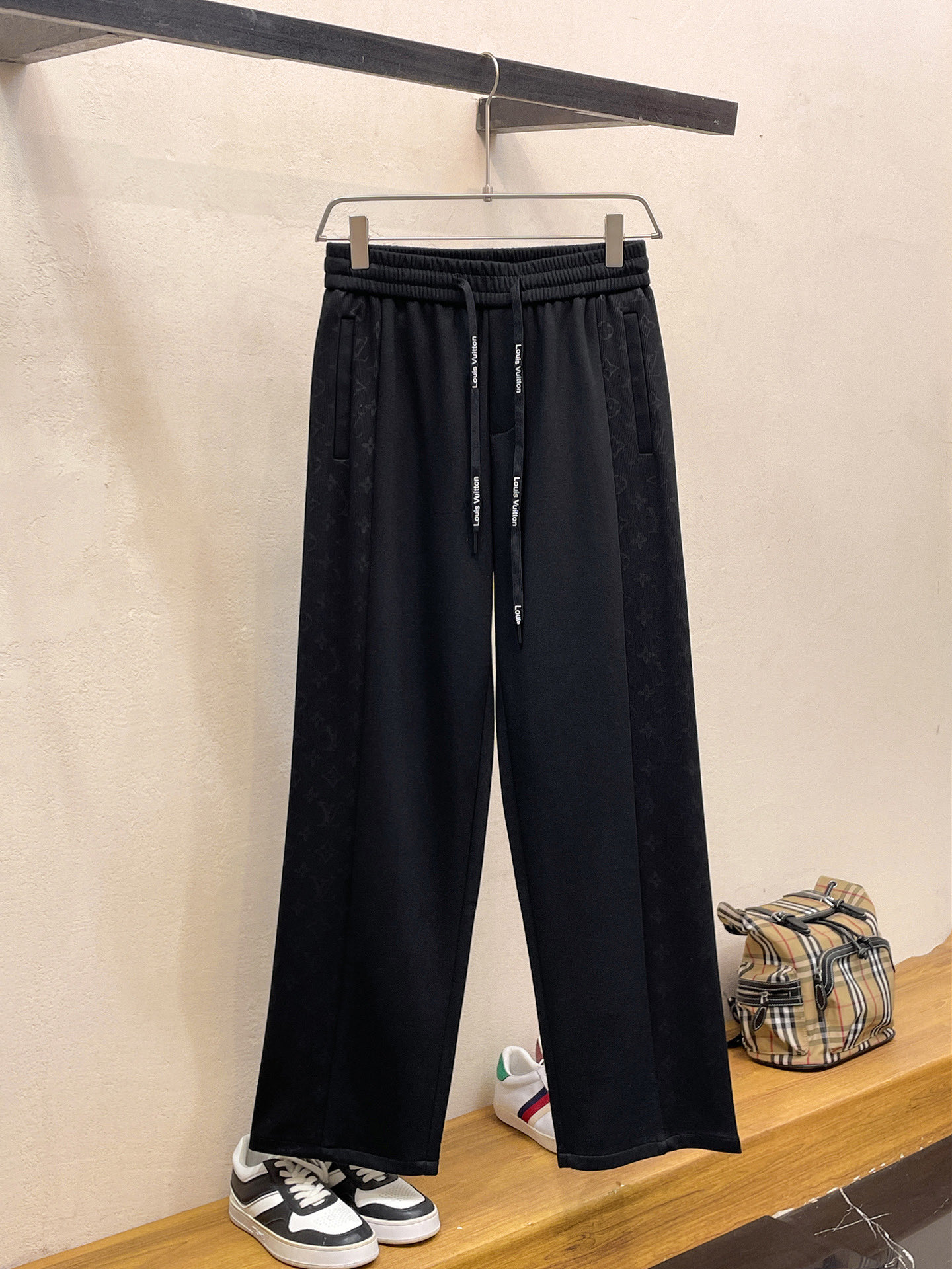 NO:737029,LV 2026 spring new trousers and casual trousers are on sale simultaneously on the official website. The brand's classic LOGO casual trousers, customized fabrics, are extremely comfortable and have a strong touch. Highly recognizable, with perfect appearance and craftsmanship. Sizes M-3XL, Louis Vuitton,19860909LV 2026春季新款长裤休闲裤官网同步发售.品牌经典LOGO休闲裤 ,定制面料,舒适度极好,手触感强烈.辨识度极高,完美品相工艺. 尺码M-3XL,,louis vuitton,,Men's clothing