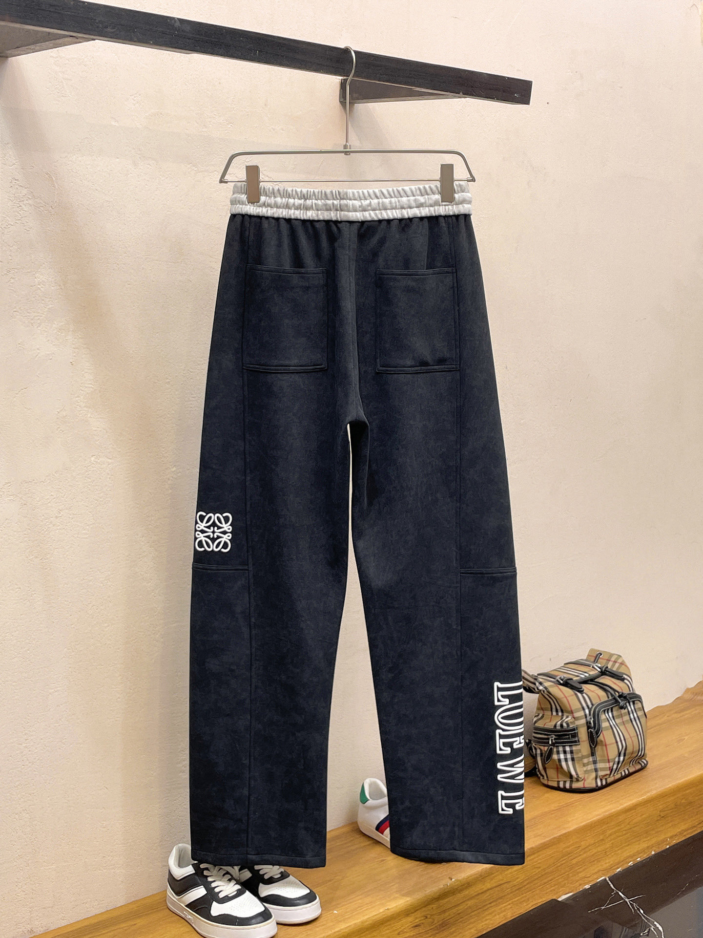 NO:737034,Loewe's 2026 spring new trousers and casual trousers are on sale simultaneously on the official website. The brand's classic LOGO casual trousers, customized fabrics, are extremely comfortable and have a strong touch. Highly recognizable, with perfect appearance and craftsmanship. Sizes M-3XL,, loewe,19860909罗意威 2026春季新款长裤休闲裤官网同步发售.品牌经典LOGO休闲裤 ,定制面料,舒适度极好,手触感强烈.辨识度极高,完美品相工艺. 尺码M-3XL,,loewe,,Men's clothing