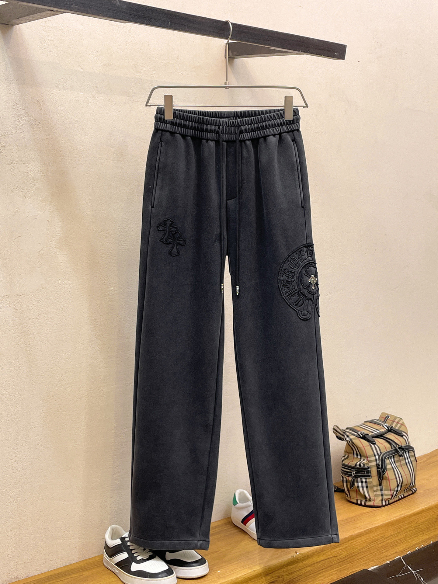 NO:737039,Chrome Hearts' 2026 spring new trousers and casual pants are on sale simultaneously on the official website. The brand's classic LOGO casual pants are made of customized fabrics with excellent comfort and strong touch. Highly recognizable and perfect in appearance and craftsmanship. Sizes M-3XL,,chrome hearts,19860909克罗心 2026春季新款长裤休闲裤官网同步发售.品牌经典LOGO休闲裤 ,定制面料,舒适度极好,手触感强烈.辨识度极高,完美品相工艺. 尺码M-3XL,,chrome hearts,,Men's clothing