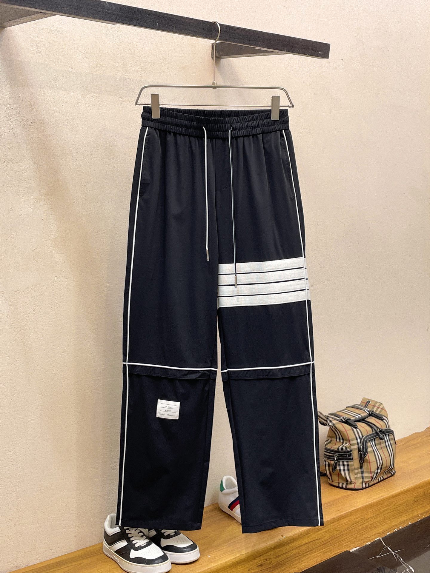 NO:737043,TB's 2026 spring new trousers and casual pants are on sale simultaneously on the official website. The brand's classic LOGO casual pants are made of customized fabrics with excellent comfort and strong touch. Highly recognizable and perfect in appearance and craftsmanship. Sizes M-3XL,,19860909TB 2026春季新款长裤休闲裤官网同步发售.品牌经典LOGO休闲裤 ,定制面料,舒适度极好,手触感强烈.辨识度极高,完美品相工艺. 尺码M-3XL,,,Men's clothing