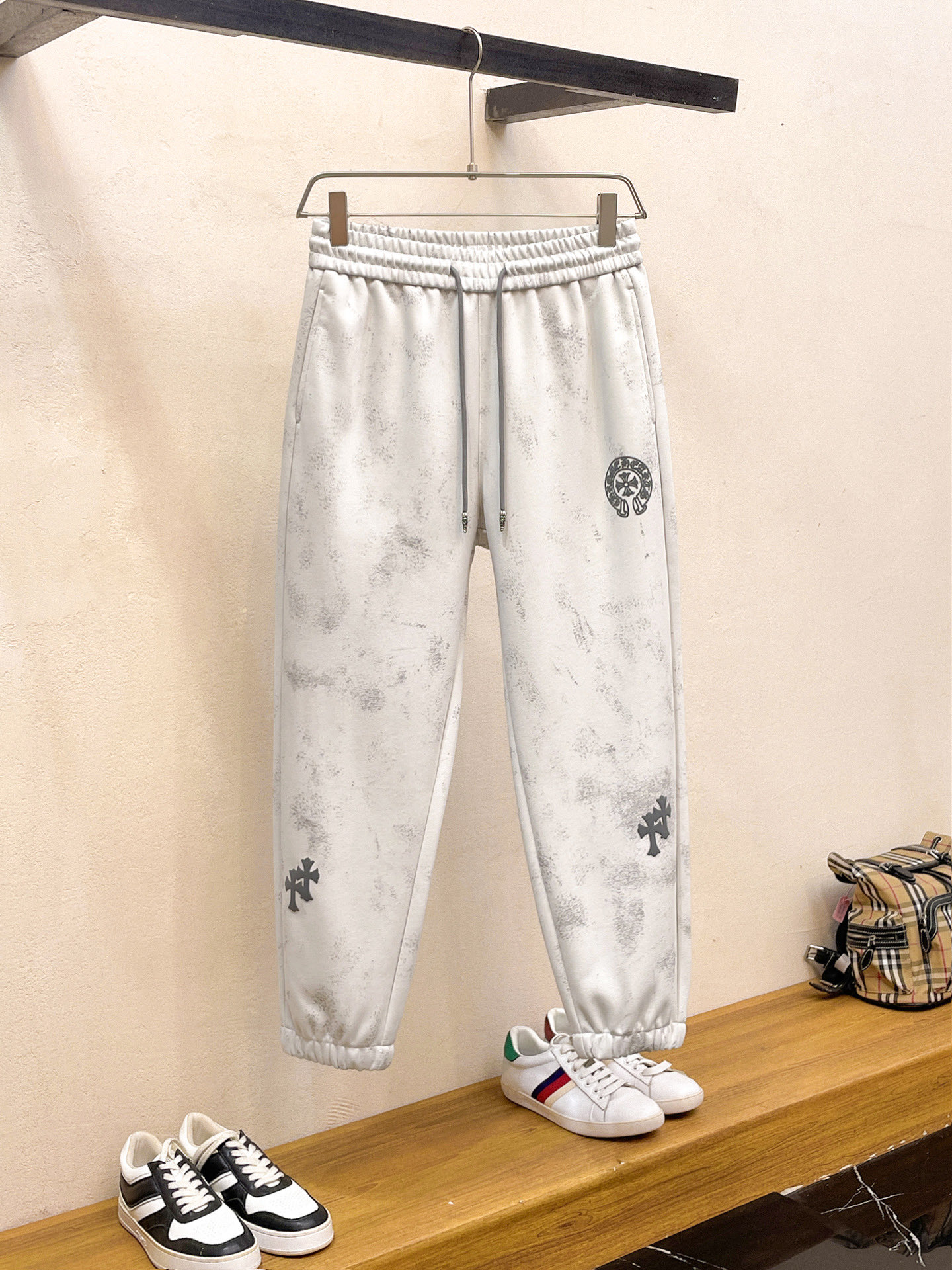 NO:737054,Chrome Hearts' 2026 spring new trousers and casual pants are on sale simultaneously on the official website. The brand's classic LOGO casual pants are made of customized fabrics with excellent comfort and strong touch. Highly recognizable and perfect in appearance and craftsmanship. Sizes M-3XL,,chrome hearts,19860909克罗心 2026春季新款长裤休闲裤官网同步发售.品牌经典LOGO休闲裤 ,定制面料,舒适度极好,手触感强烈.辨识度极高,完美品相工艺. 尺码M-3XL,,chrome hearts,,Men's clothing