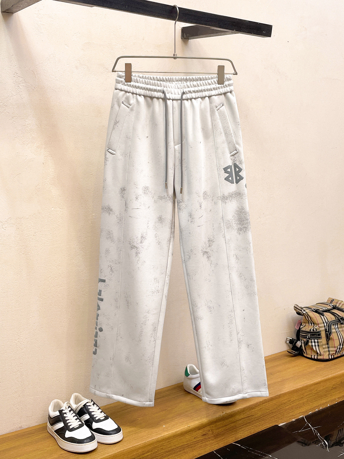 NO:737063,Balenciaga's 2026 spring new trousers and casual trousers are on sale simultaneously on the official website. The brand's classic LOGO casual trousers, customized fabrics, are extremely comfortable and have a strong touch. Highly recognizable, with perfect appearance and craftsmanship. Sizes M-3XL, balenciaga,19860909巴黎世家 2026春季新款长裤休闲裤官网同步发售.品牌经典LOGO休闲裤 ,定制面料,舒适度极好,手触感强烈.辨识度极高,完美品相工艺. 尺码M-3XL,,balenciaga,,Men's clothing