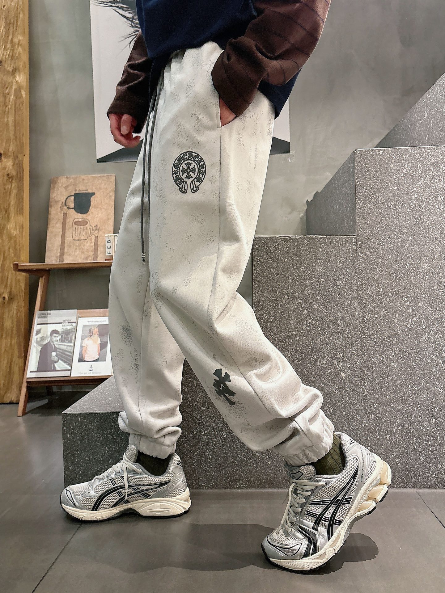 NO:745476,Chrome Hearts' 2026 spring new trousers and casual pants are on sale simultaneously on the official website. The brand's classic LOGO casual pants are made of customized fabrics with excellent comfort and strong touch. Highly recognizable and perfect in appearance and craftsmanship. Sizes M-3XL,,chrome hearts,19860909克罗心 2026春季新款长裤休闲裤官网同步发售.品牌经典LOGO休闲裤 ,定制面料,舒适度极好,手触感强烈.辨识度极高,完美品相工艺. 尺码M-3XL,,chrome hearts,,Men's clothing