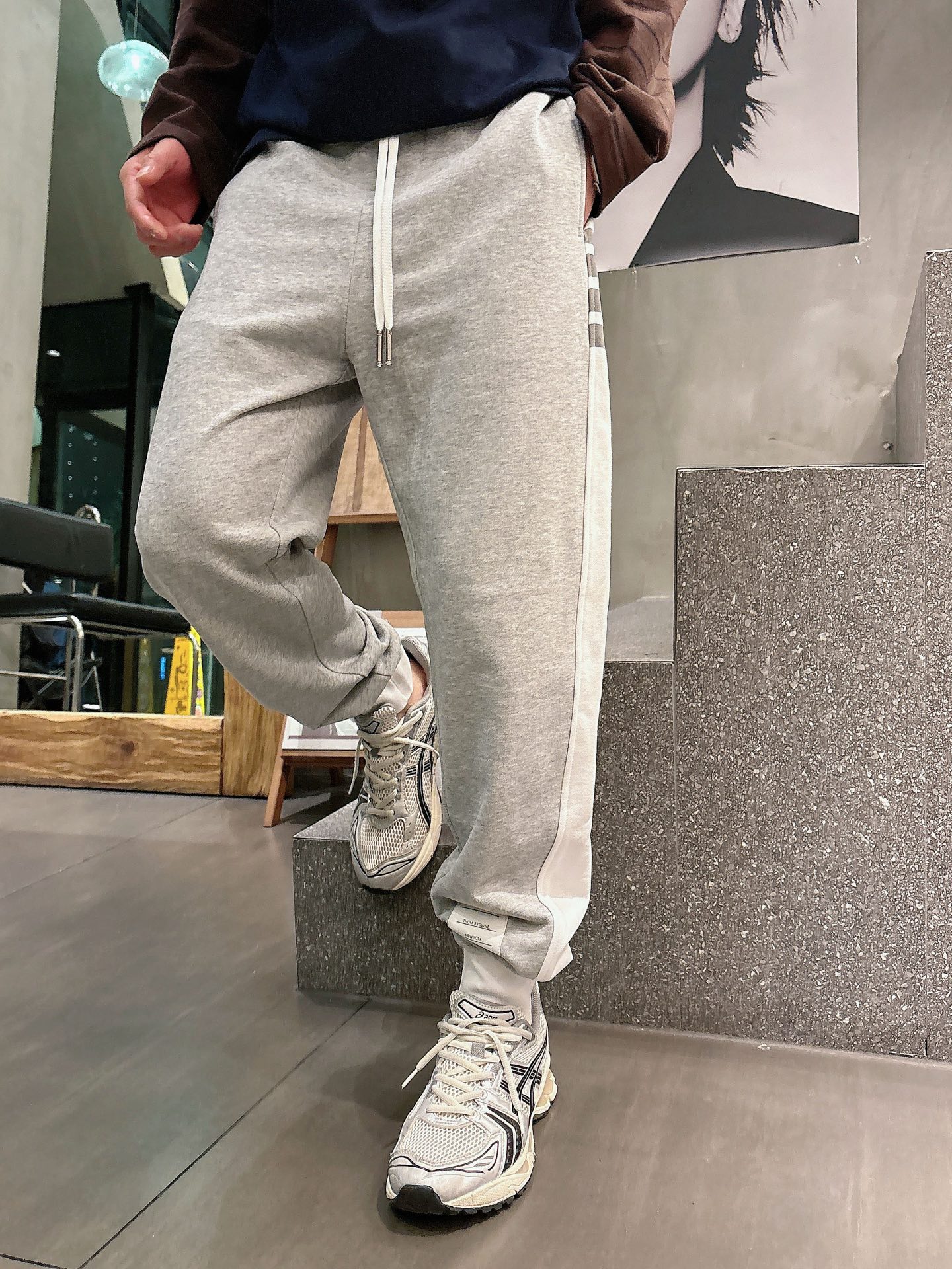 NO:745480,TB's 2026 spring new trousers and casual pants are on sale simultaneously on the official website. The brand's classic LOGO casual pants are made of customized fabrics with excellent comfort and strong touch. Highly recognizable and perfect in appearance and craftsmanship. Sizes M-3XL,,19860909TB 2026春季新款长裤休闲裤官网同步发售.品牌经典LOGO休闲裤 ,定制面料,舒适度极好,手触感强烈.辨识度极高,完美品相工艺. 尺码M-3XL,,,Men's clothing