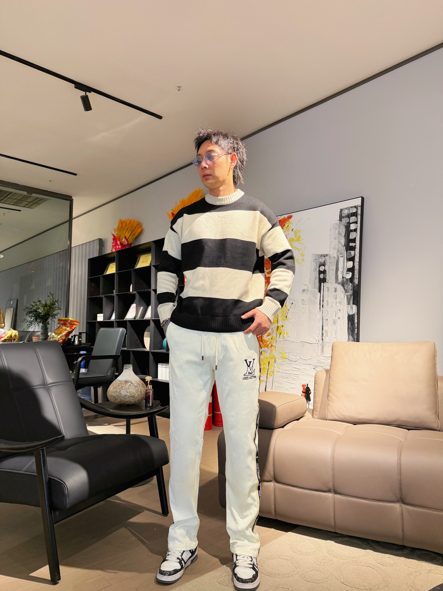 NO:737214,LV 2026 spring new trousers and casual trousers are on sale simultaneously on the official website. The brand's classic LOGO casual trousers, customized fabrics, are extremely comfortable and have a strong touch. Highly recognizable, with perfect appearance and craftsmanship. Sizes M-3XL, Louis Vuitton,19860909LV 2026春季新款长裤休闲裤官网同步发售.品牌经典LOGO休闲裤 ,定制面料,舒适度极好,手触感强烈.辨识度极高,完美品相工艺. 尺码M-3XL,,louis vuitton,,Men's clothing