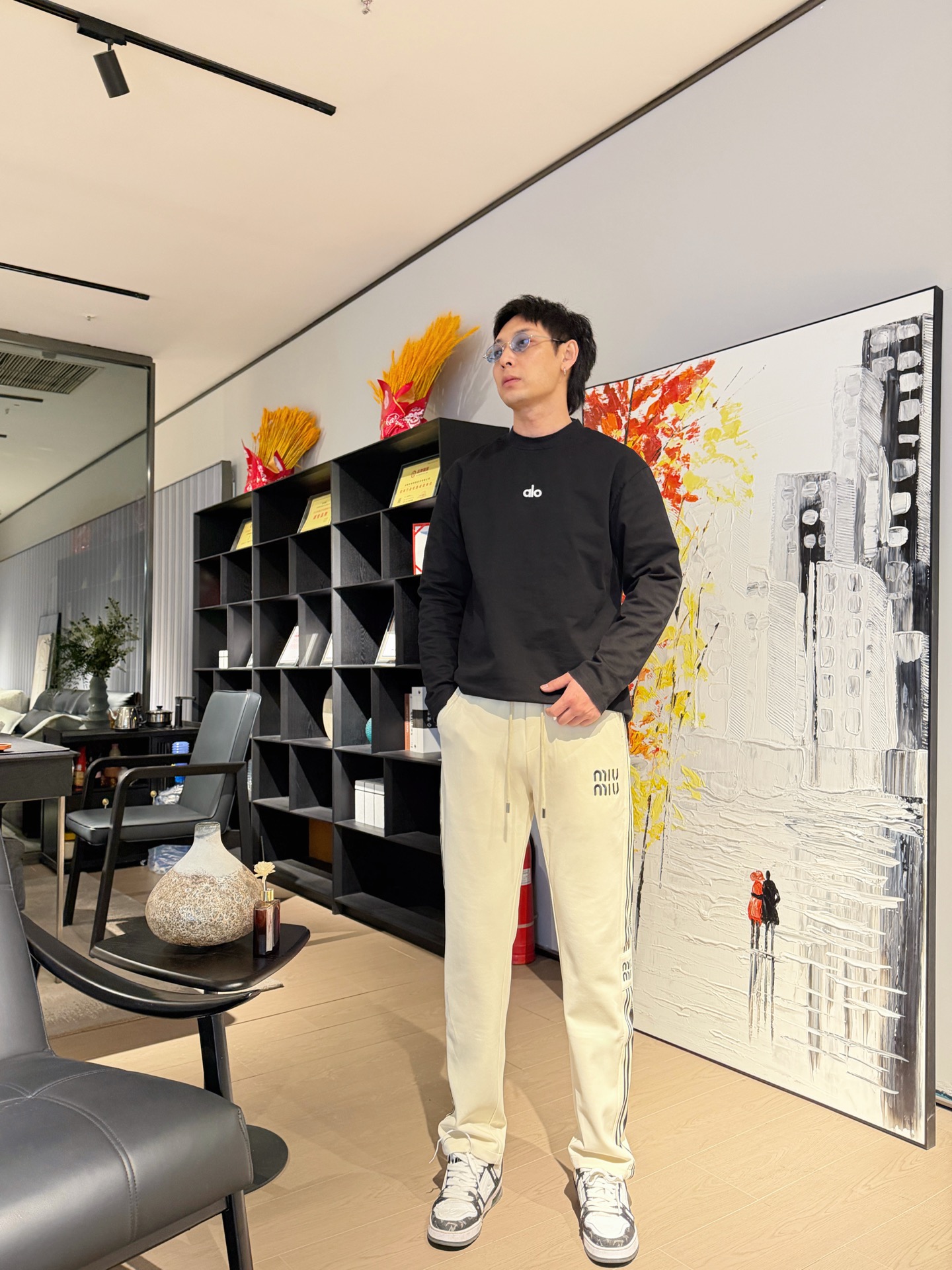 NO:737210,miumiu's 2026 spring new trousers and casual pants are on sale simultaneously on the official website. The brand's classic LOGO casual pants are made of customized fabrics with excellent comfort and strong touch. Highly recognizable and perfect in appearance and craftsmanship. Sizes M-3XL,,miumiu,19860909miumiu 2026春季新款长裤休闲裤官网同步发售.品牌经典LOGO休闲裤 ,定制面料,舒适度极好,手触感强烈.辨识度极高,完美品相工艺. 尺码M-3XL,,miumiu,,Men's clothing