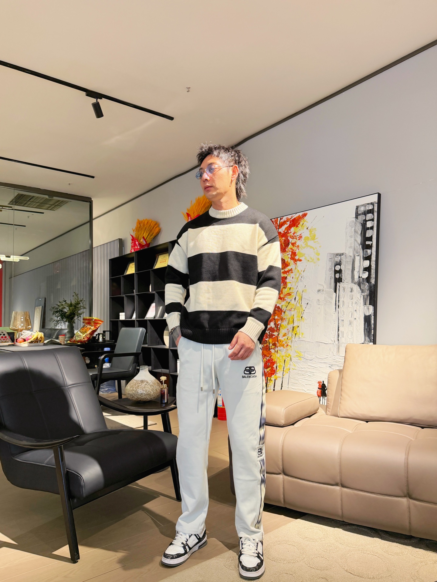 NO:737208,Balenciaga's 2026 spring new trousers and casual trousers are on sale simultaneously on the official website. The brand's classic LOGO casual trousers, customized fabrics, are extremely comfortable and have a strong touch. Highly recognizable, with perfect appearance and craftsmanship. Sizes M-3XL, balenciaga,19860909巴黎世家 2026春季新款长裤休闲裤官网同步发售.品牌经典LOGO休闲裤 ,定制面料,舒适度极好,手触感强烈.辨识度极高,完美品相工艺. 尺码M-3XL,,balenciaga,,Men's clothing