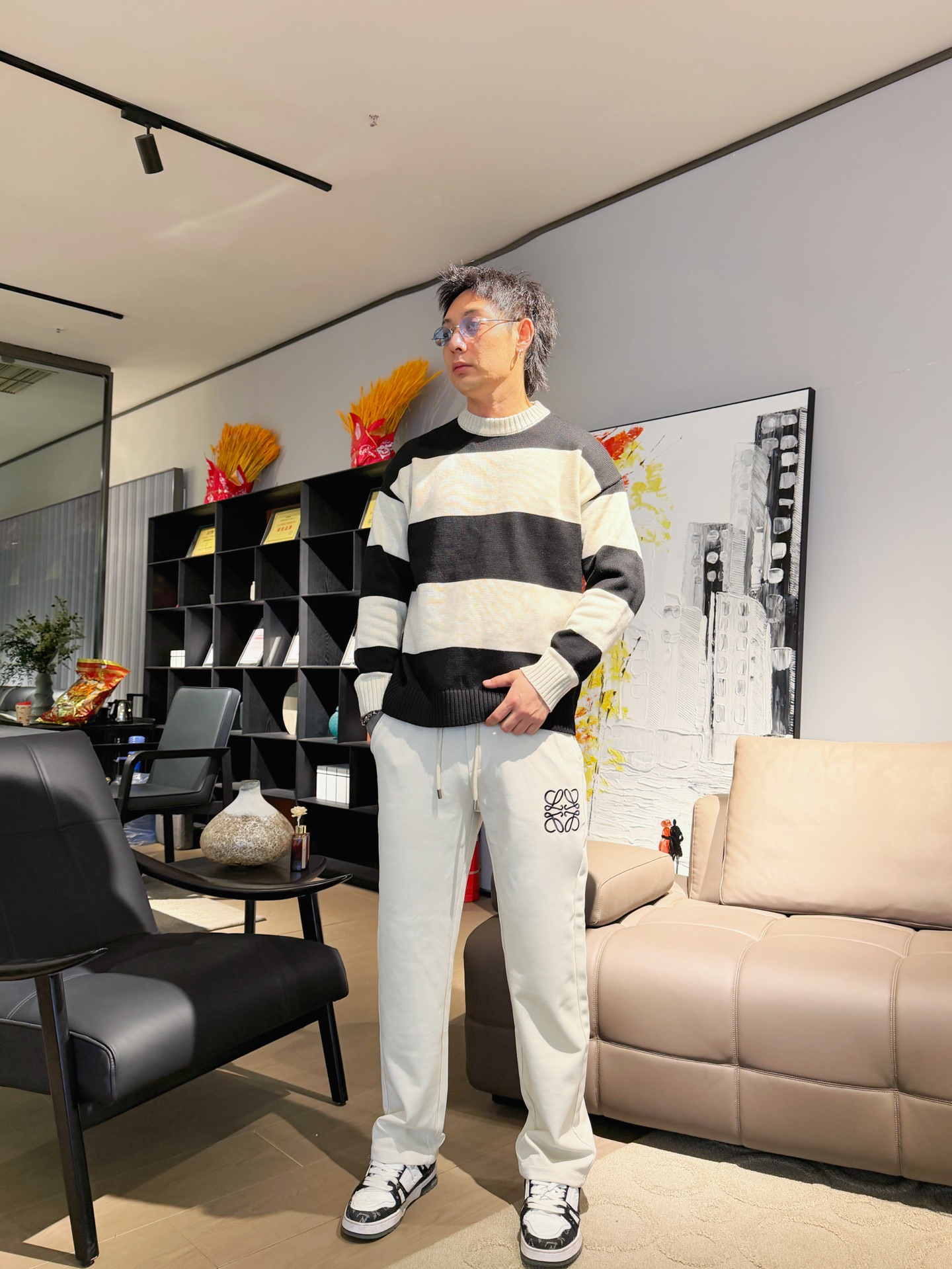 NO:737200,Loewe's 2026 spring new trousers and casual trousers are on sale simultaneously on the official website. The brand's classic LOGO casual trousers, customized fabrics, are extremely comfortable and have a strong touch. Highly recognizable, with perfect appearance and craftsmanship. Sizes M-3XL,, loewe,19860909罗意威 2026春季新款长裤休闲裤官网同步发售.品牌经典LOGO休闲裤 ,定制面料,舒适度极好,手触感强烈.辨识度极高,完美品相工艺. 尺码M-3XL,,loewe,,Men's clothing