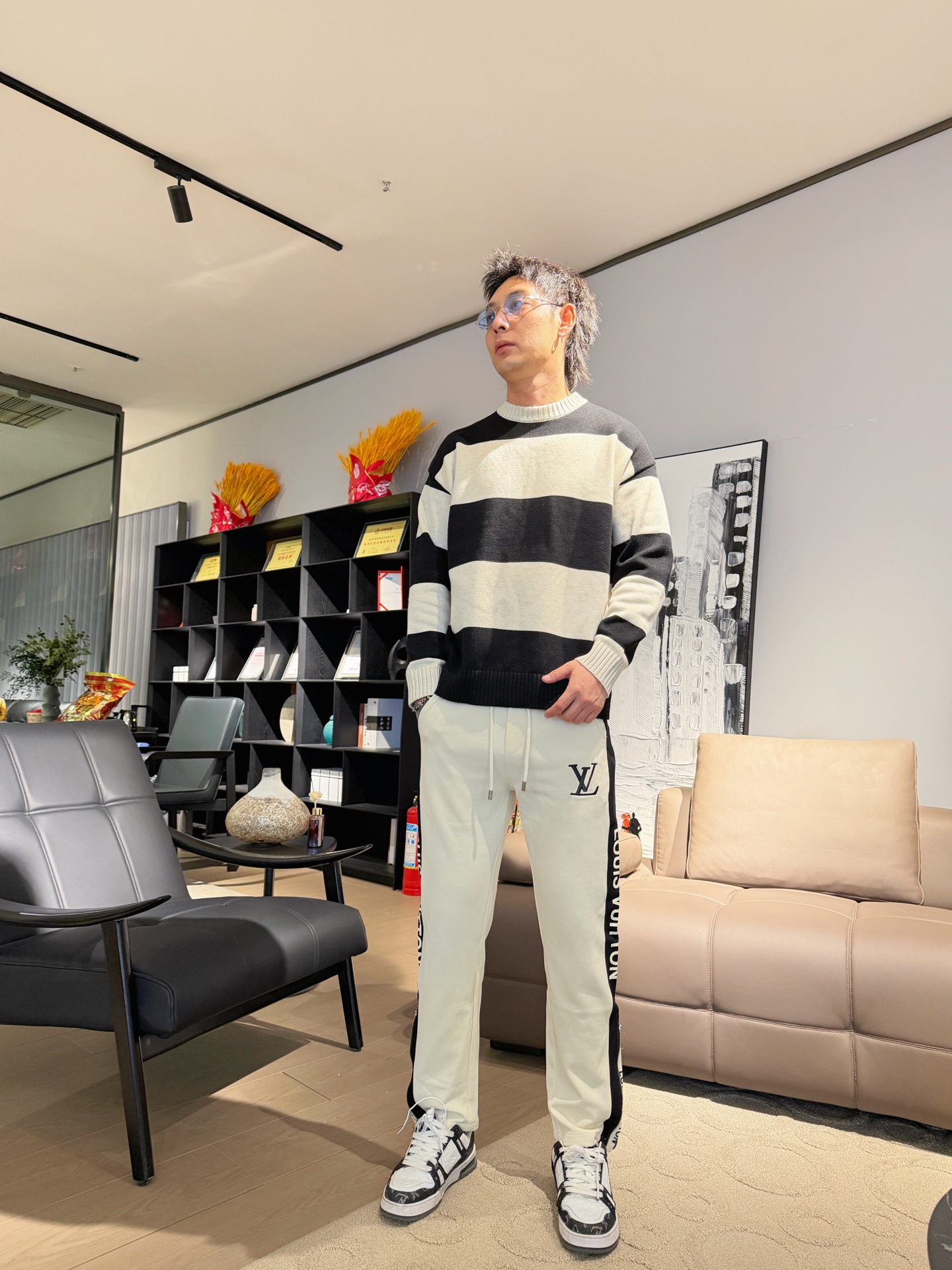 NO:737189,LV 2026 spring new trousers and casual trousers are on sale simultaneously on the official website. The brand's classic LOGO casual trousers, customized fabrics, are extremely comfortable and have a strong touch. Highly recognizable, with perfect appearance and craftsmanship. Sizes M-3XL, Louis Vuitton,19860909LV 2026春季新款长裤休闲裤官网同步发售.品牌经典LOGO休闲裤 ,定制面料,舒适度极好,手触感强烈.辨识度极高,完美品相工艺. 尺码M-3XL,,louis vuitton,,Men's clothing