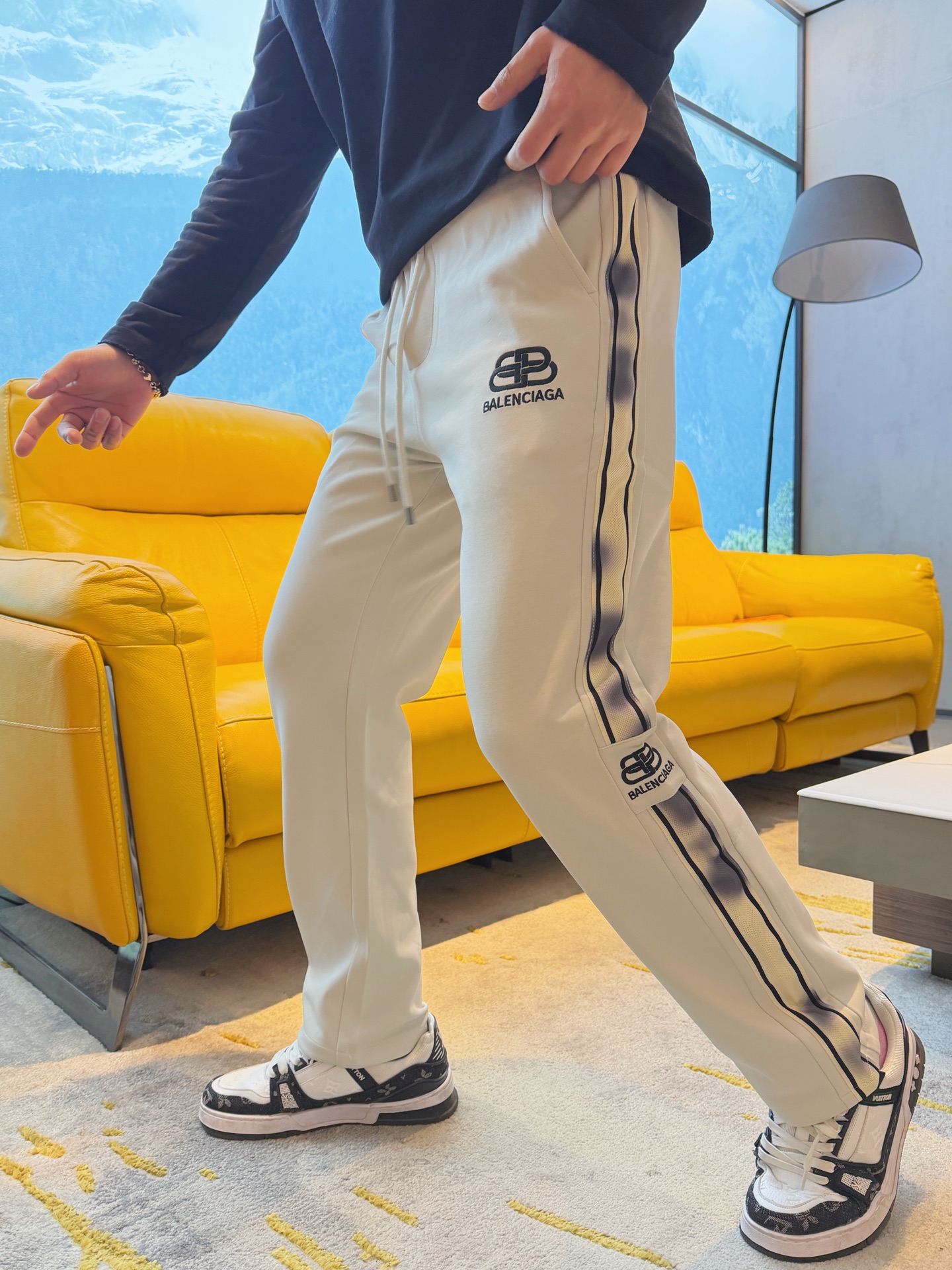 NO:777497,Balenciaga's 2026 spring new trousers and casual trousers are on sale simultaneously on the official website. The brand's classic LOGO casual trousers, customized fabrics, are extremely comfortable and have a strong touch. Highly recognizable, with perfect appearance and craftsmanship. Sizes M-3XL, balenciaga,19860909巴黎世家 2026春季新款长裤休闲裤官网同步发售.品牌经典LOGO休闲裤 ,定制面料,舒适度极好,手触感强烈.辨识度极高,完美品相工艺. 尺码M-3XL,,balenciaga,,Men's clothing