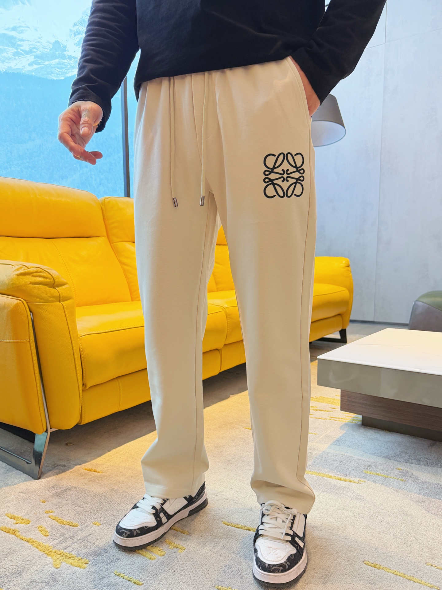 NO:777522,Loewe's 2026 spring new trousers and casual trousers are on sale simultaneously on the official website. The brand's classic LOGO casual trousers, customized fabrics, are extremely comfortable and have a strong touch. Highly recognizable, with perfect appearance and craftsmanship. Sizes M-3XL,, loewe,19860909罗意威 2026春季新款长裤休闲裤官网同步发售.品牌经典LOGO休闲裤 ,定制面料,舒适度极好,手触感强烈.辨识度极高,完美品相工艺. 尺码M-3XL,,loewe,,Men's clothing