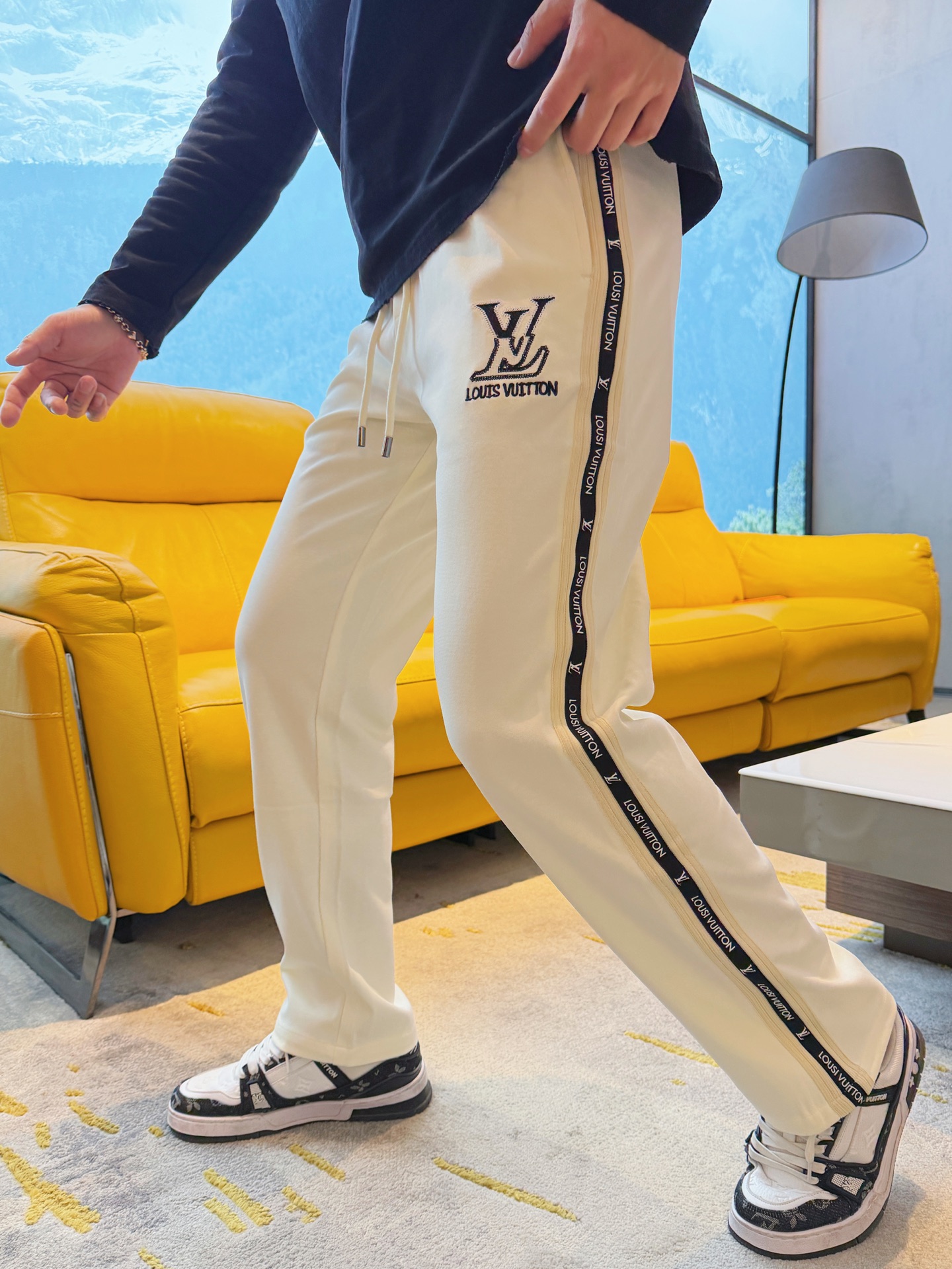 NO:777510,LV 2026 spring new trousers and casual trousers are on sale simultaneously on the official website. The brand's classic LOGO casual trousers, customized fabrics, are extremely comfortable and have a strong touch. Highly recognizable, with perfect appearance and craftsmanship. Sizes M-3XL, Louis Vuitton,19860909LV 2026春季新款长裤休闲裤官网同步发售.品牌经典LOGO休闲裤 ,定制面料,舒适度极好,手触感强烈.辨识度极高,完美品相工艺. 尺码M-3XL,,louis vuitton,,Men's clothing