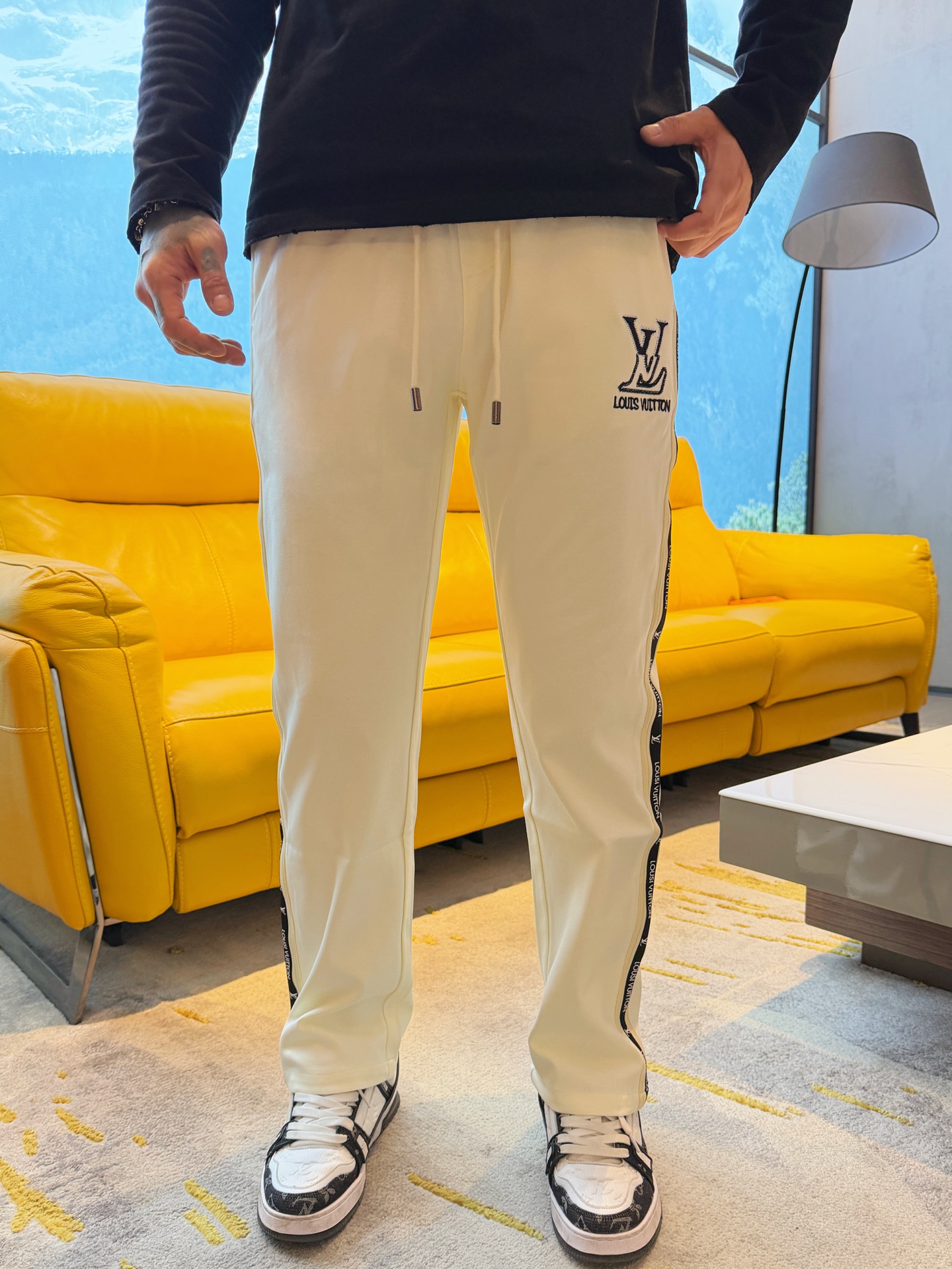 Alternative view of Louis Vuitton Pants 07764