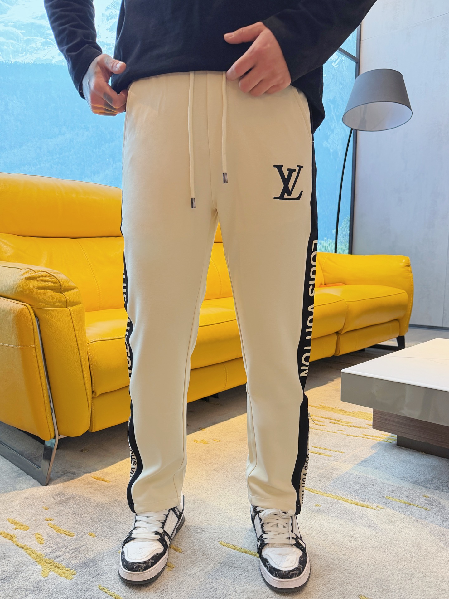 Alternative view of Louis Vuitton Pants 07761