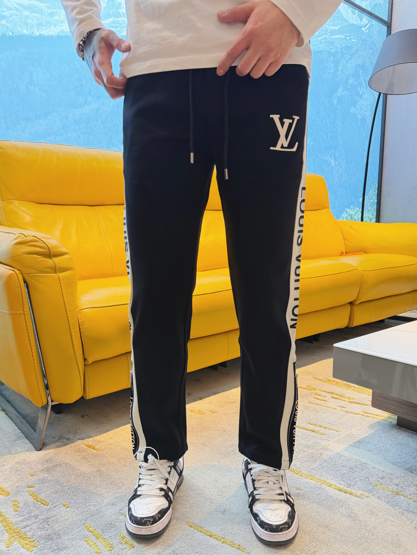 Alternative view of Louis Vuitton Pants 07767
