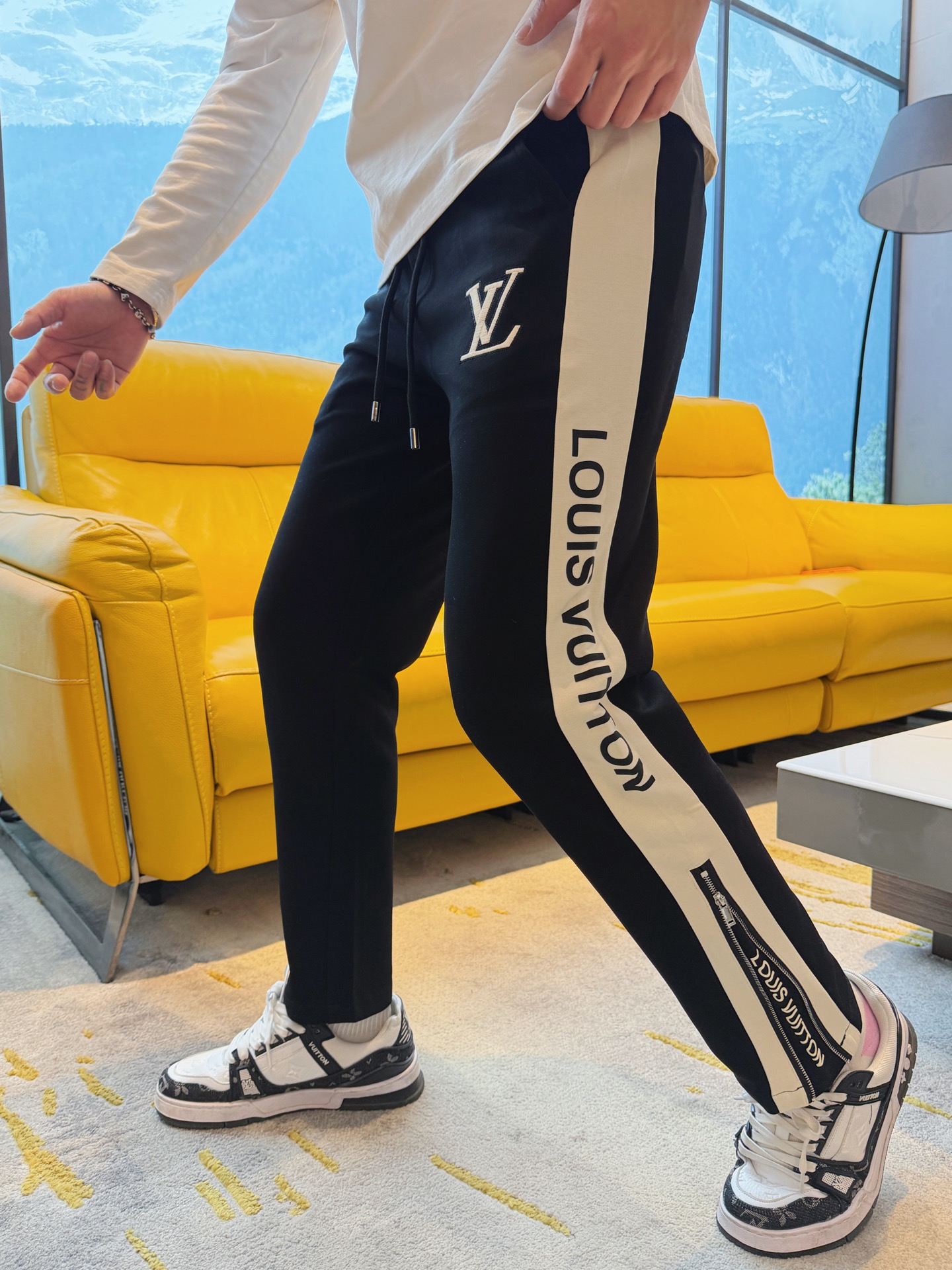 NO:777503,LV 2026 spring new trousers and casual trousers are on sale simultaneously on the official website. The brand's classic LOGO casual trousers, customized fabrics, are extremely comfortable and have a strong touch. Highly recognizable, with perfect appearance and craftsmanship. Sizes M-3XL, Louis Vuitton,19860909LV 2026春季新款长裤休闲裤官网同步发售.品牌经典LOGO休闲裤 ,定制面料,舒适度极好,手触感强烈.辨识度极高,完美品相工艺. 尺码M-3XL,,louis vuitton,,Men's clothing