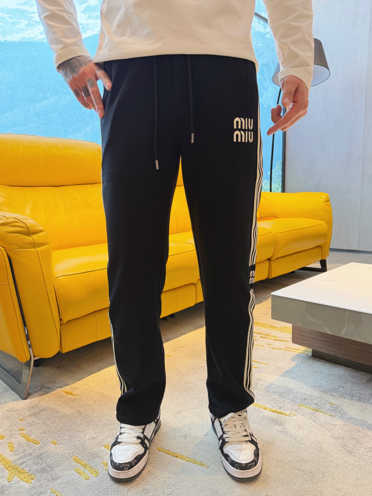 NO:777506,miumiu's 2026 spring new trousers and casual pants are on sale simultaneously on the official website. The brand's classic LOGO casual pants are made of customized fabrics with excellent comfort and strong touch. Highly recognizable and perfect in appearance and craftsmanship. Sizes M-3XL,,miumiu,19860909miumiu 2026春季新款长裤休闲裤官网同步发售.品牌经典LOGO休闲裤 ,定制面料,舒适度极好,手触感强烈.辨识度极高,完美品相工艺. 尺码M-3XL,,miumiu,,Men's clothing