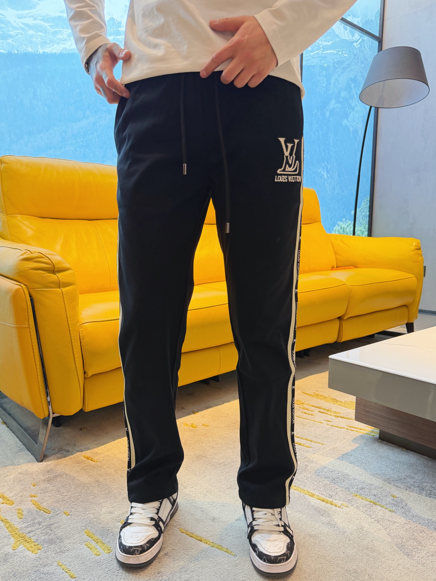 NO:777518,LV 2026 spring new trousers and casual trousers are on sale simultaneously on the official website. The brand's classic LOGO casual trousers, customized fabrics, are extremely comfortable and have a strong touch. Highly recognizable, with perfect appearance and craftsmanship. Sizes M-3XL, Louis Vuitton,19860909LV 2026春季新款长裤休闲裤官网同步发售.品牌经典LOGO休闲裤 ,定制面料,舒适度极好,手触感强烈.辨识度极高,完美品相工艺. 尺码M-3XL,,louis vuitton,,Men's clothing