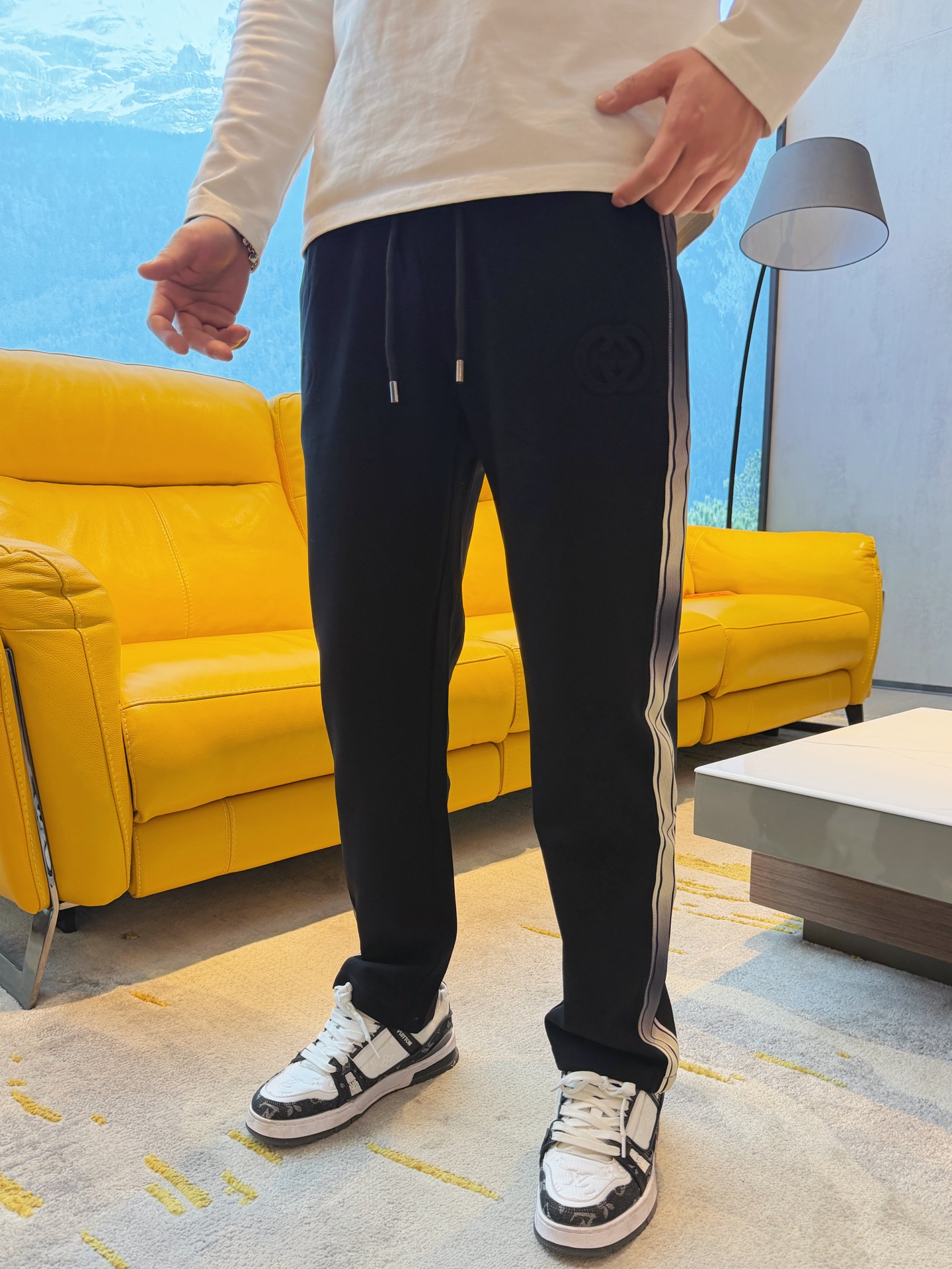 NO:777514,Gucci's 2026 spring new trousers and casual pants are on sale simultaneously on the official website. The brand's classic LOGO casual pants are made of customized fabrics with excellent comfort and strong touch. Highly recognizable and perfect in appearance and craftsmanship. Sizes M-3XL,,19860909古奇 2026春季新款长裤休闲裤官网同步发售.品牌经典LOGO休闲裤 ,定制面料,舒适度极好,手触感强烈.辨识度极高,完美品相工艺. 尺码M-3XL,,,Men's clothing