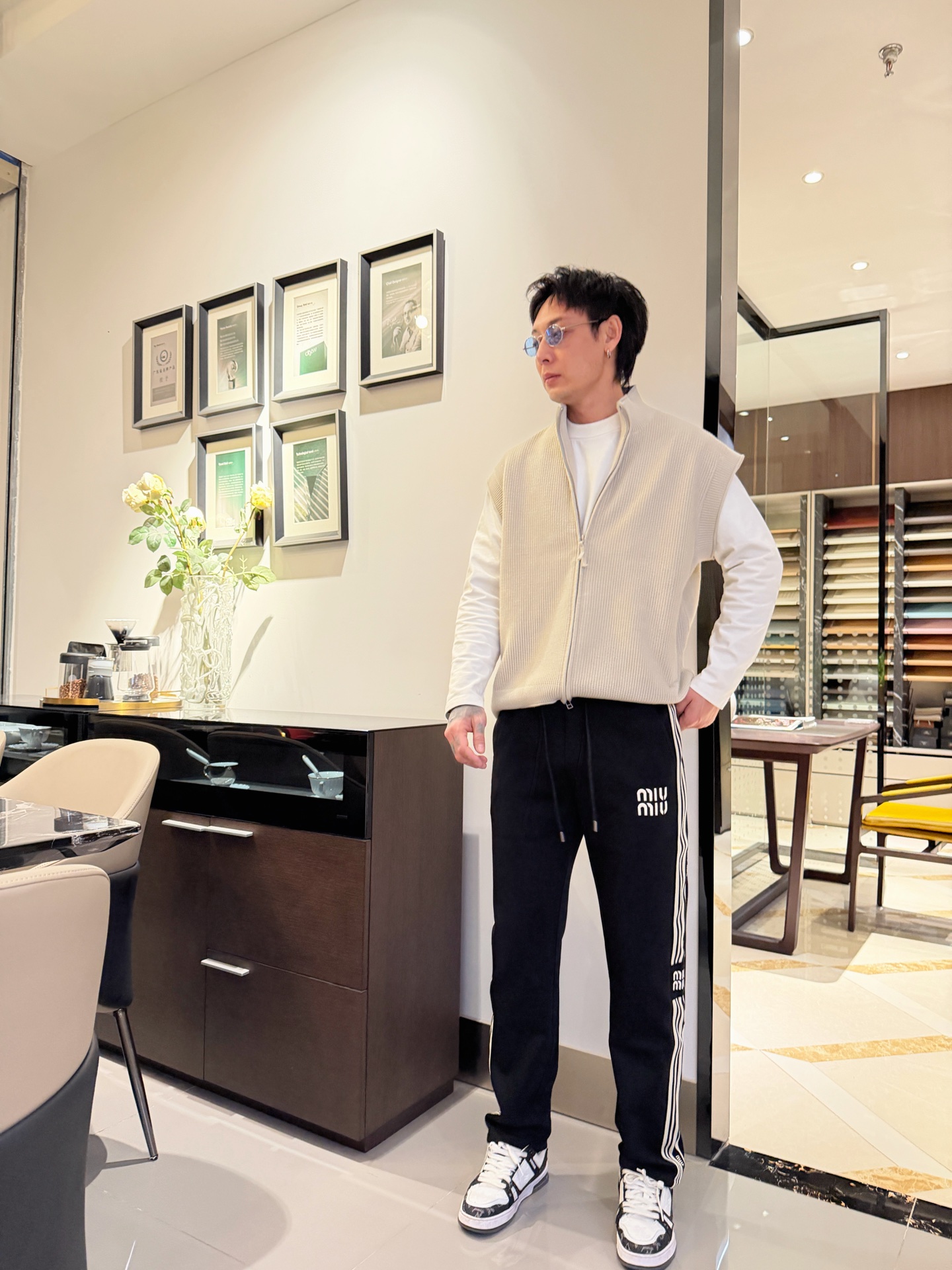 NO:745521,minimiu's 2026 spring new trousers and casual pants are on sale simultaneously on the official website. The brand's classic LOGO casual pants are made of custom-made fabrics with excellent comfort and strong touch. Highly recognizable and perfect in appearance and craftsmanship. Sizes M-3XL,,miumiu,19860909minimiu 2026春季新款长裤休闲裤官网同步发售.品牌经典LOGO休闲裤 ,定制面料,舒适度极好,手触感强烈.辨识度极高,完美品相工艺. 尺码M-3XL,,miumiu,,Men's clothing