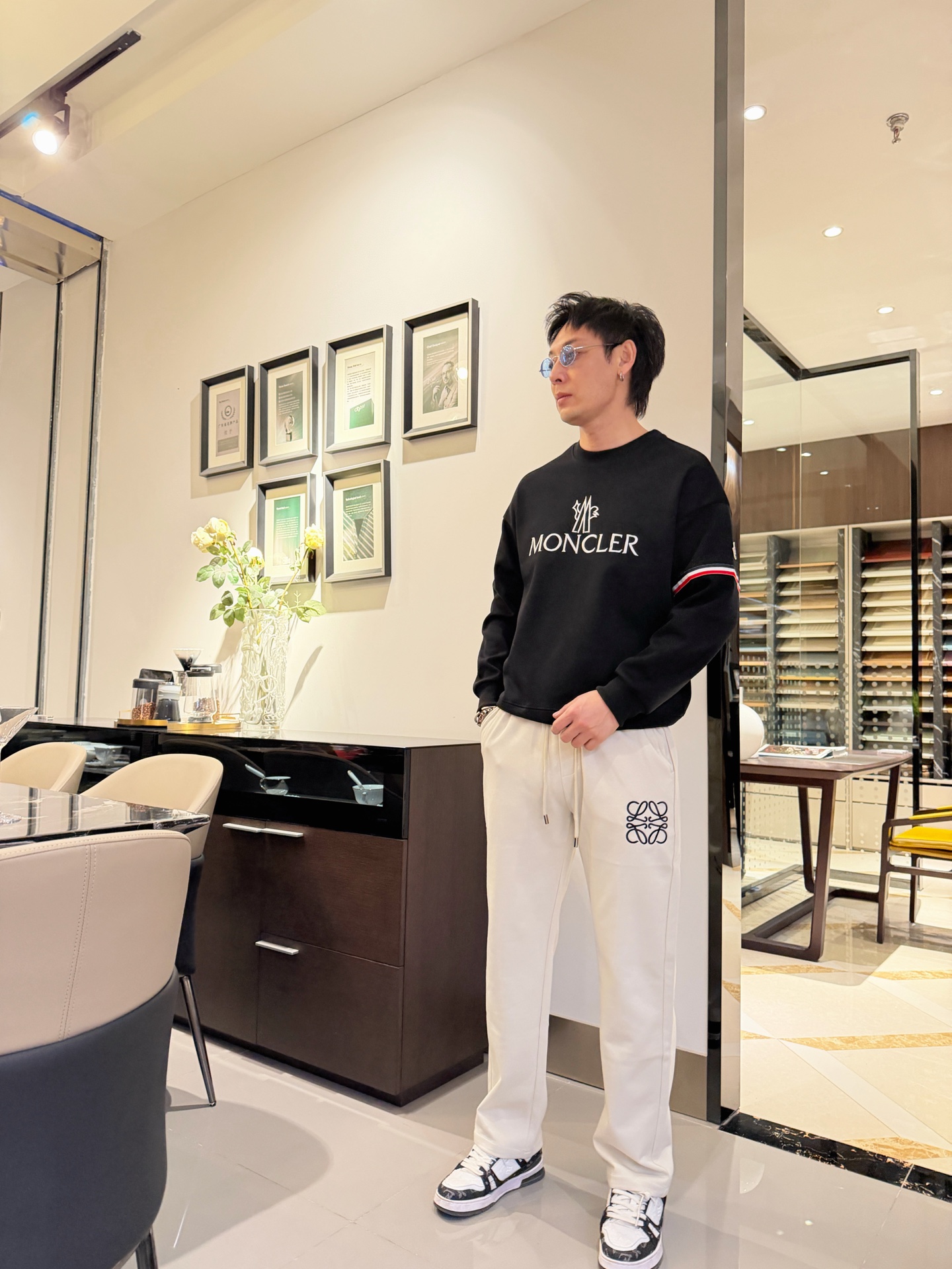 NO:745509,Loewe's 2026 spring new trousers and casual trousers are on sale simultaneously on the official website. The brand's classic LOGO casual trousers, customized fabrics, are extremely comfortable and have a strong touch. Highly recognizable, with perfect appearance and craftsmanship. Sizes M-3XL,, loewe,19860909罗意威 2026春季新款长裤休闲裤官网同步发售.品牌经典LOGO休闲裤 ,定制面料,舒适度极好,手触感强烈.辨识度极高,完美品相工艺. 尺码M-3XL,,loewe,,Men's clothing