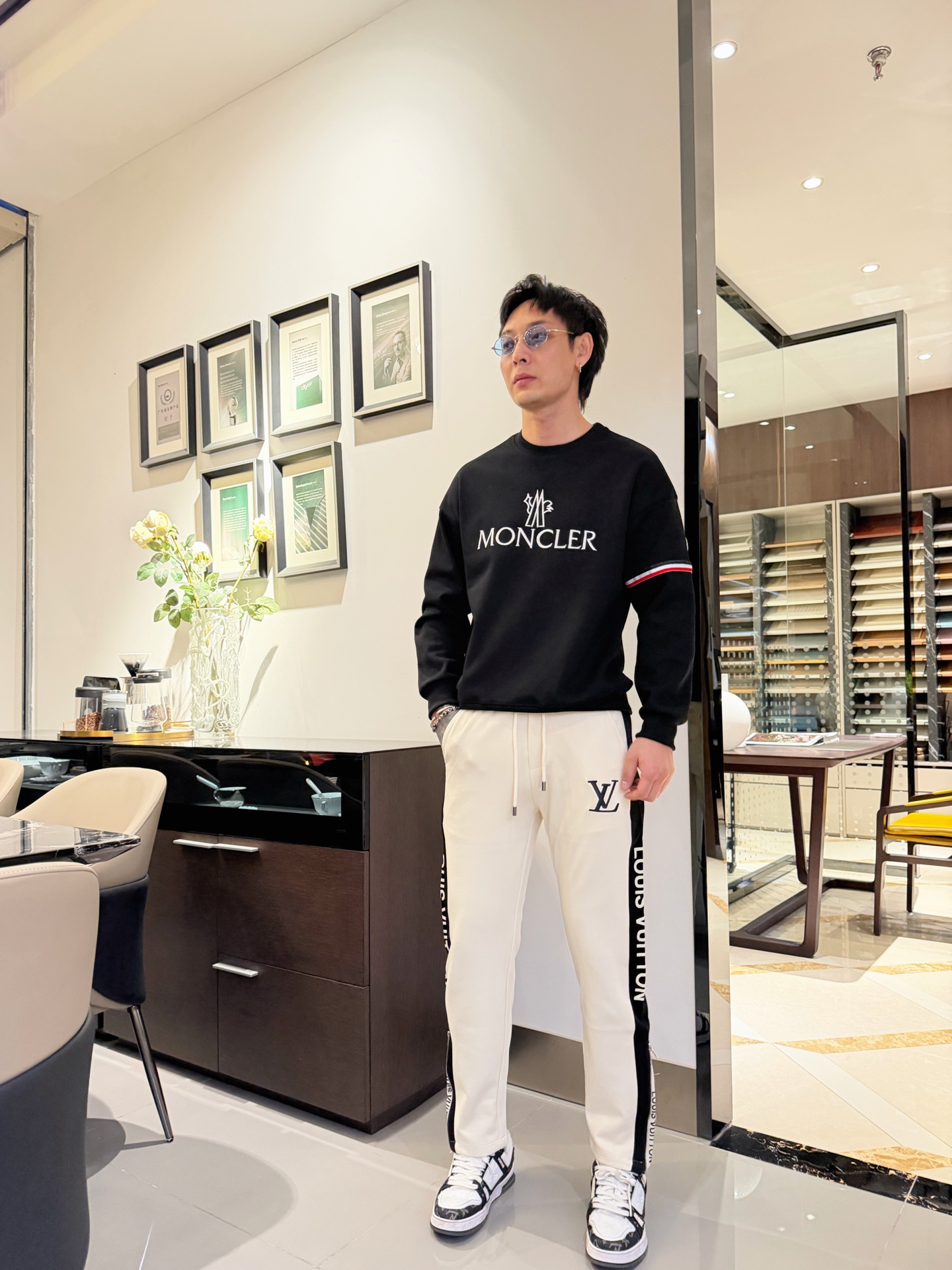 NO:745539,LV 2026 spring new trousers and casual trousers are on sale simultaneously on the official website. The brand's classic LOGO casual trousers, customized fabrics, are extremely comfortable and have a strong touch. Highly recognizable, with perfect appearance and craftsmanship. Sizes M-3XL, Louis Vuitton,19860909LV 2026春季新款长裤休闲裤官网同步发售.品牌经典LOGO休闲裤 ,定制面料,舒适度极好,手触感强烈.辨识度极高,完美品相工艺. 尺码M-3XL,,louis vuitton,,Men's clothing