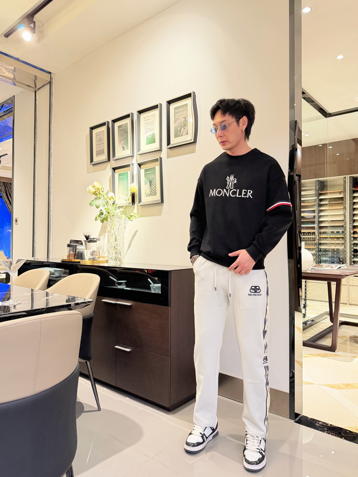 NO:745533,Balenciaga's 2026 spring new trousers and casual trousers are on sale simultaneously on the official website. The brand's classic LOGO casual trousers, customized fabrics, are extremely comfortable and have a strong touch. Highly recognizable, with perfect appearance and craftsmanship. Sizes M-3XL, balenciaga,19860909巴黎世家 2026春季新款长裤休闲裤官网同步发售.品牌经典LOGO休闲裤 ,定制面料,舒适度极好,手触感强烈.辨识度极高,完美品相工艺. 尺码M-3XL,,balenciaga,,Men's clothing