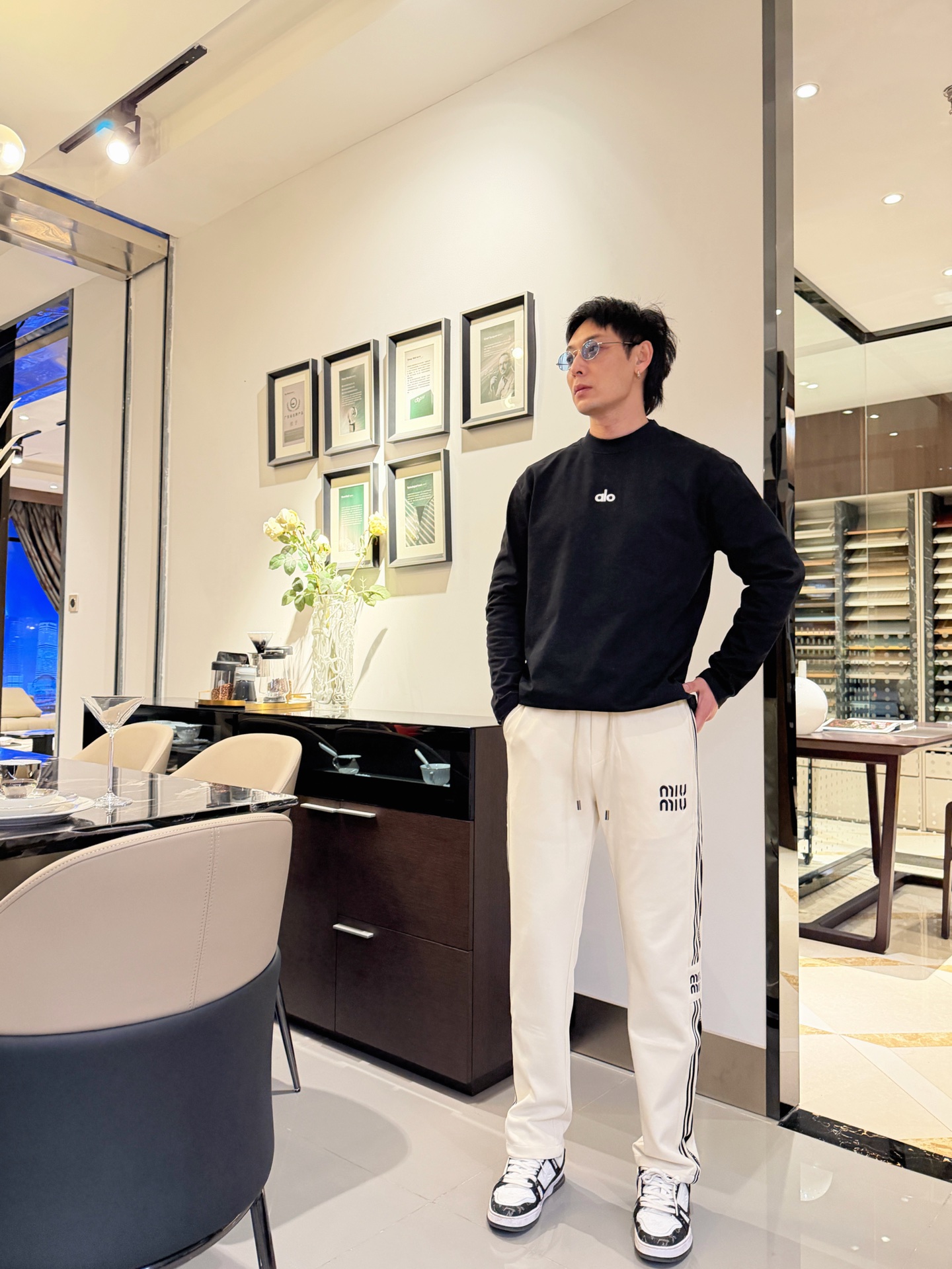 NO:745515,miumiu's 2026 spring new trousers and casual pants are on sale simultaneously on the official website. The brand's classic LOGO casual pants are made of customized fabrics with excellent comfort and strong touch. Highly recognizable and perfect in appearance and craftsmanship. Sizes M-3XL,,miumiu,19860909miumiu 2026春季新款长裤休闲裤官网同步发售.品牌经典LOGO休闲裤 ,定制面料,舒适度极好,手触感强烈.辨识度极高,完美品相工艺. 尺码M-3XL,,miumiu,,Men's clothing