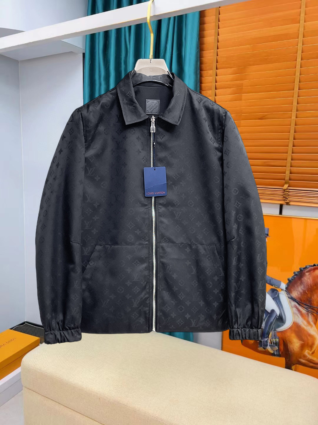 NO:737012,Same style as LV official website, complete with three labels, sold in advance. 2026 new spring men's jackets, complete with three labels, high-end version. Custom-made fabrics at the counter. Highly breathable and comfortable, impeccable details, brand element design concept, reflecting high quality. Delicate and soft feel. Casual tailoring, awesome upper body size. M～3XL, Louis Vuitton, jackets & coats, jackets & coats,19860909LV官网同款,三标齐全,提前发售 2026春季新款男士夹克外套,原单三标齐全高端版本 专柜定制面料 透气舒适度高,细节无可挑剔,品牌元素设计理念,体现高品质.手感细腻柔软 呈现休闲裁剪,上身版型超赞 码数M～3XL,,louis vuitton,jackets & coats,jackets & coats,,Men's clothing