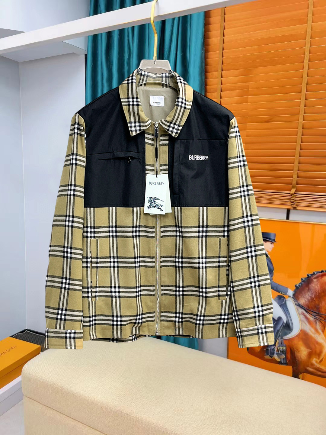 NO:736973,The same model on Burberry's official website, complete with three labels, on sale in advance. 2026 spring new men's jacket, complete with three labels, high-end version. Custom-made fabrics at the counter. Highly breathable and comfortable, impeccable details, brand element design concept, reflecting high quality. It feels delicate and soft. Presents casual tailoring, and the upper body shape is great. Size M～3XL,,burberry,jackets & coats,jackets & coats,19860909巴宝莉官网同款,三标齐全,提前发售 2026春季新款男士夹克外套,原单三标齐全高端版本 专柜定制面料 透气舒适度高,细节无可挑剔,品牌元素设计理念,体现高品质.手感细腻柔软 呈现休闲裁剪,上身版型超赞 码数M～3XL,,burberry,jackets & coats,jackets & coats,,Men's clothing