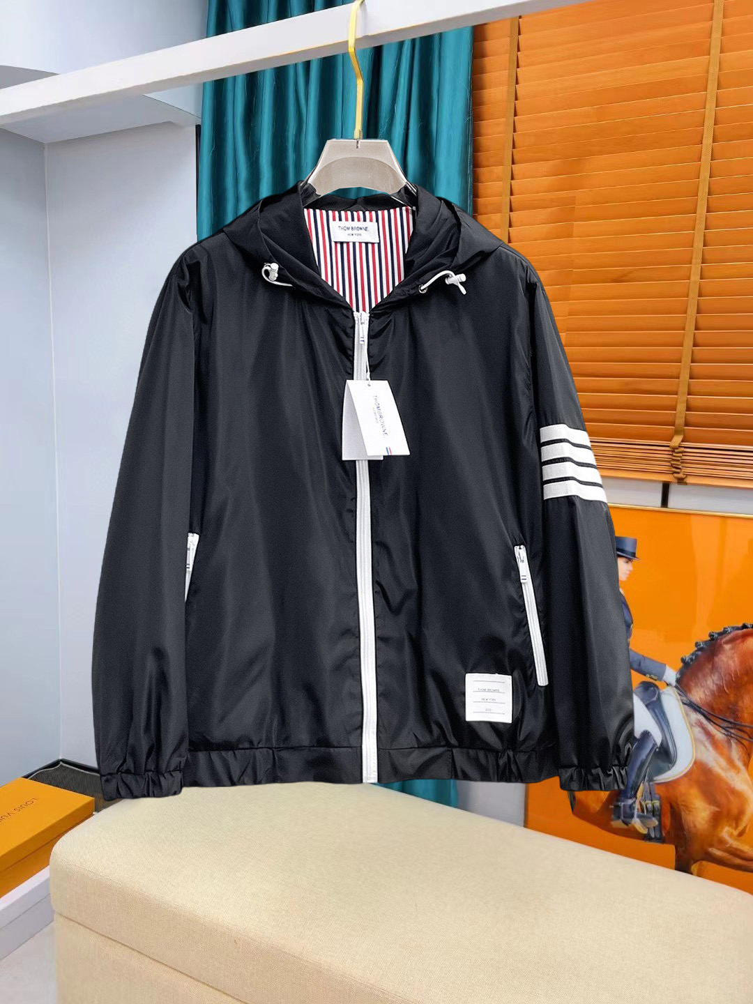 NO:736981,Same style as TB official website, complete with three labels, sold in advance. 2026 spring new men's jacket, complete with three labels, high-end version. Custom-made fabrics at the counter. Highly breathable and comfortable, impeccable details, brand element design concept, reflecting high quality. Delicate and soft feel. Casual tailoring, awesome upper body size. M～3XL,,jackets & coats,jackets & coats,19860909TB官网同款,三标齐全,提前发售 2026春季新款男士夹克外套,原单三标齐全高端版本 专柜定制面料 透气舒适度高,细节无可挑剔,品牌元素设计理念,体现高品质.手感细腻柔软 呈现休闲裁剪,上身版型超赞 码数M～3XL,,jackets & coats,jackets & coats,,Men's clothing