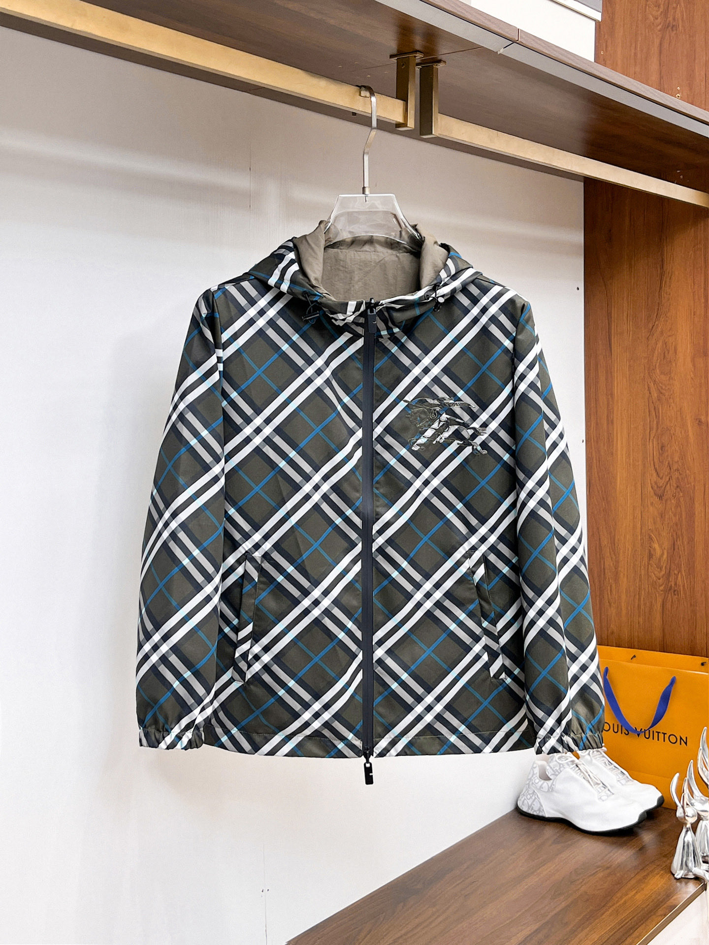 NO:761873,The same model on Burberry's official website, complete with three labels, on sale in advance. 2026 spring new men's jacket, complete with three labels, high-end version. Custom-made fabrics at the counter. Highly breathable and comfortable, impeccable details, brand element design concept, reflecting high quality. It feels delicate and soft. Presents casual tailoring, and the upper body shape is great. Size M～3XL,,burberry,jackets & coats,jackets & coats,19860909巴宝莉官网同款,三标齐全,提前发售 2026春季新款男士夹克外套,原单三标齐全高端版本 专柜定制面料 透气舒适度高,细节无可挑剔,品牌元素设计理念,体现高品质.手感细腻柔软 呈现休闲裁剪,上身版型超赞 码数M～3XL,,burberry,jackets & coats,jackets & coats,,Men's clothing