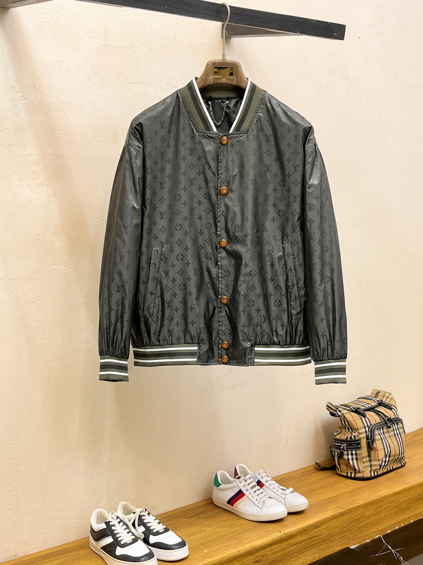 NO:746977,Same style as LV official website, complete with three labels, sold in advance. 2026 new spring men's jackets, complete with three labels, high-end version. Custom-made fabrics at the counter. Highly breathable and comfortable, impeccable details, brand element design concept, reflecting high quality. Delicate and soft feel. Casual tailoring, awesome upper body size. M～3XL, Louis Vuitton, jackets & coats, jackets & coats,19860909LV官网同款,三标齐全,提前发售 2026春季新款男士夹克外套,原单三标齐全高端版本 专柜定制面料 透气舒适度高,细节无可挑剔,品牌元素设计理念,体现高品质.手感细腻柔软 呈现休闲裁剪,上身版型超赞 码数M～3XL,,louis vuitton,jackets & coats,jackets & coats,,Men's clothing