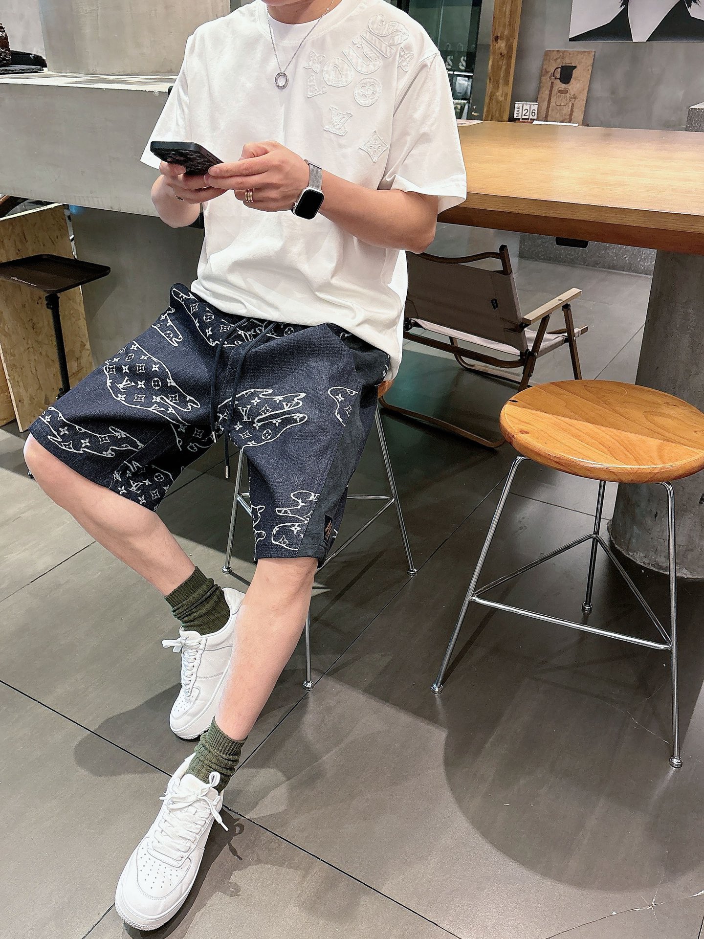 LV   三标齐全 2026夏季新款男士休闲短裤，高级定制面料透气面料 透气弹力舒适度极高，细节无可挑剔