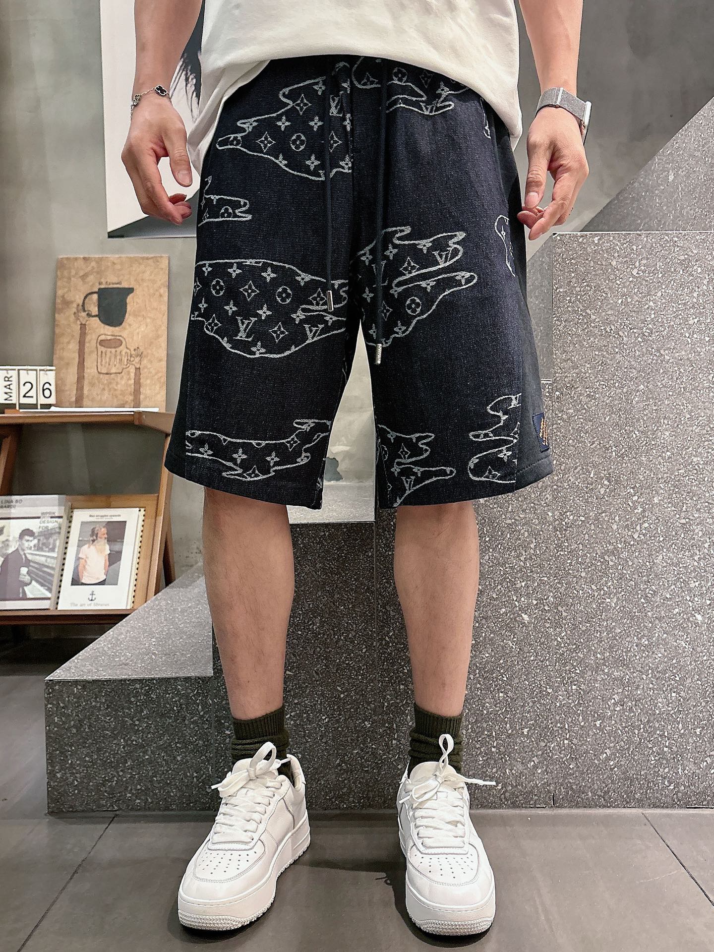 LV   三标齐全 2026夏季新款男士休闲短裤，高级定制面料透气面料 透气弹力舒适度极高，细节无可挑剔
