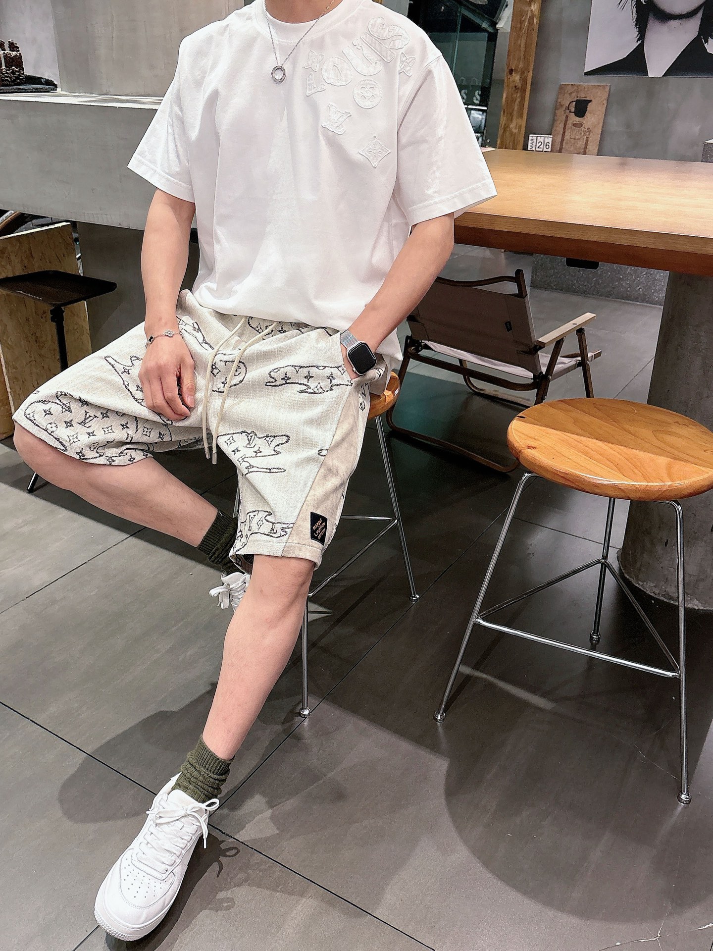 LV   三标齐全 2026夏季新款男士休闲短裤，高级定制面料透气面料 透气弹力舒适度极高，细节无可挑剔