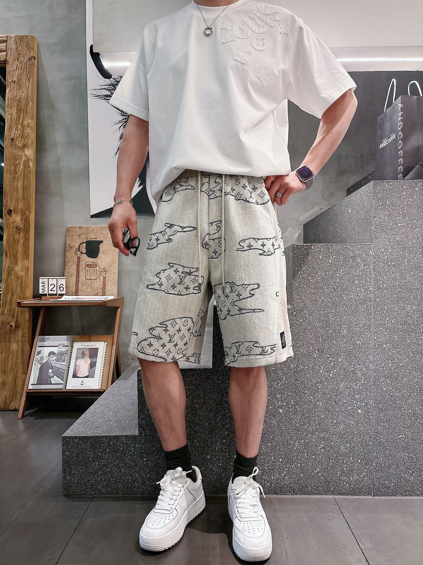 LV   三标齐全 2026夏季新款男士休闲短裤，高级定制面料透气面料 透气弹力舒适度极高，细节无可挑剔