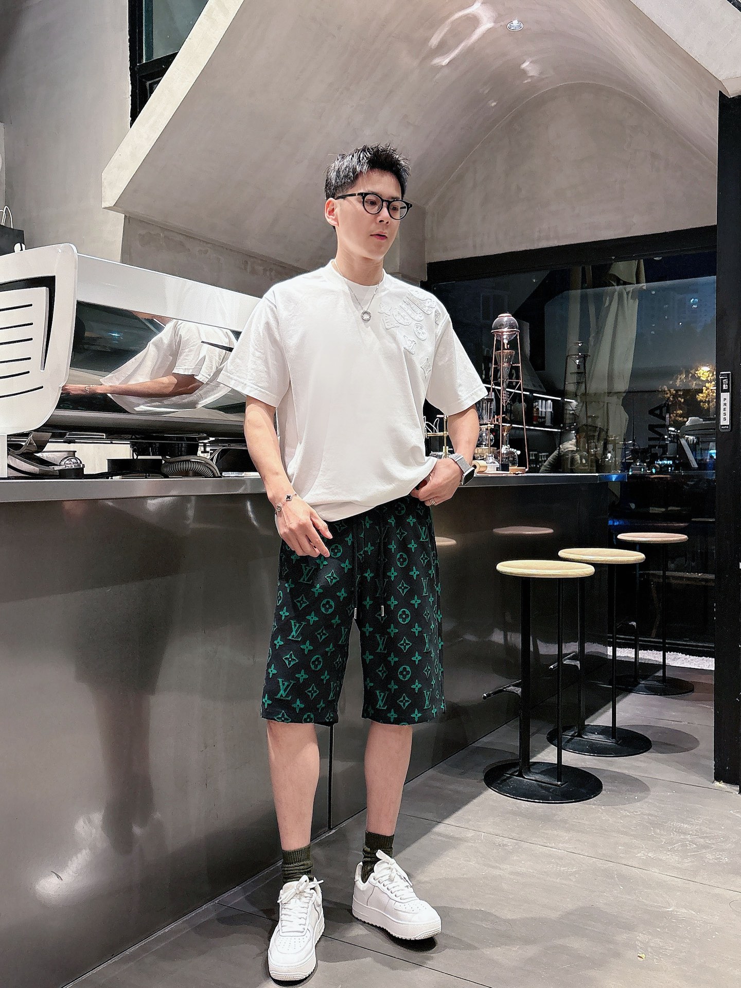 LV   三标齐全 2026夏季新款男士休闲短裤，高级定制面料透气面料 透气弹力舒适度极高，细节无可挑剔