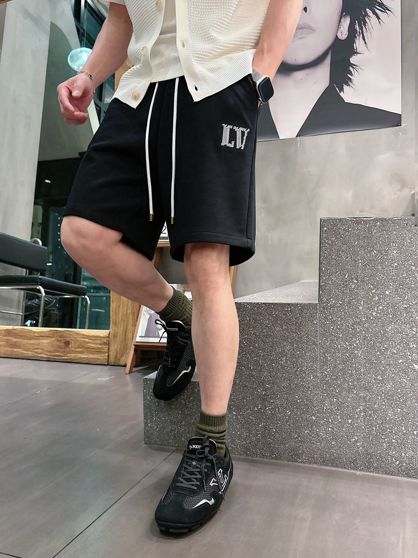 LV   三标齐全 2026夏季新款男士休闲短裤，高级定制面料透气面料 透气弹力舒适度极高，细节无可挑剔