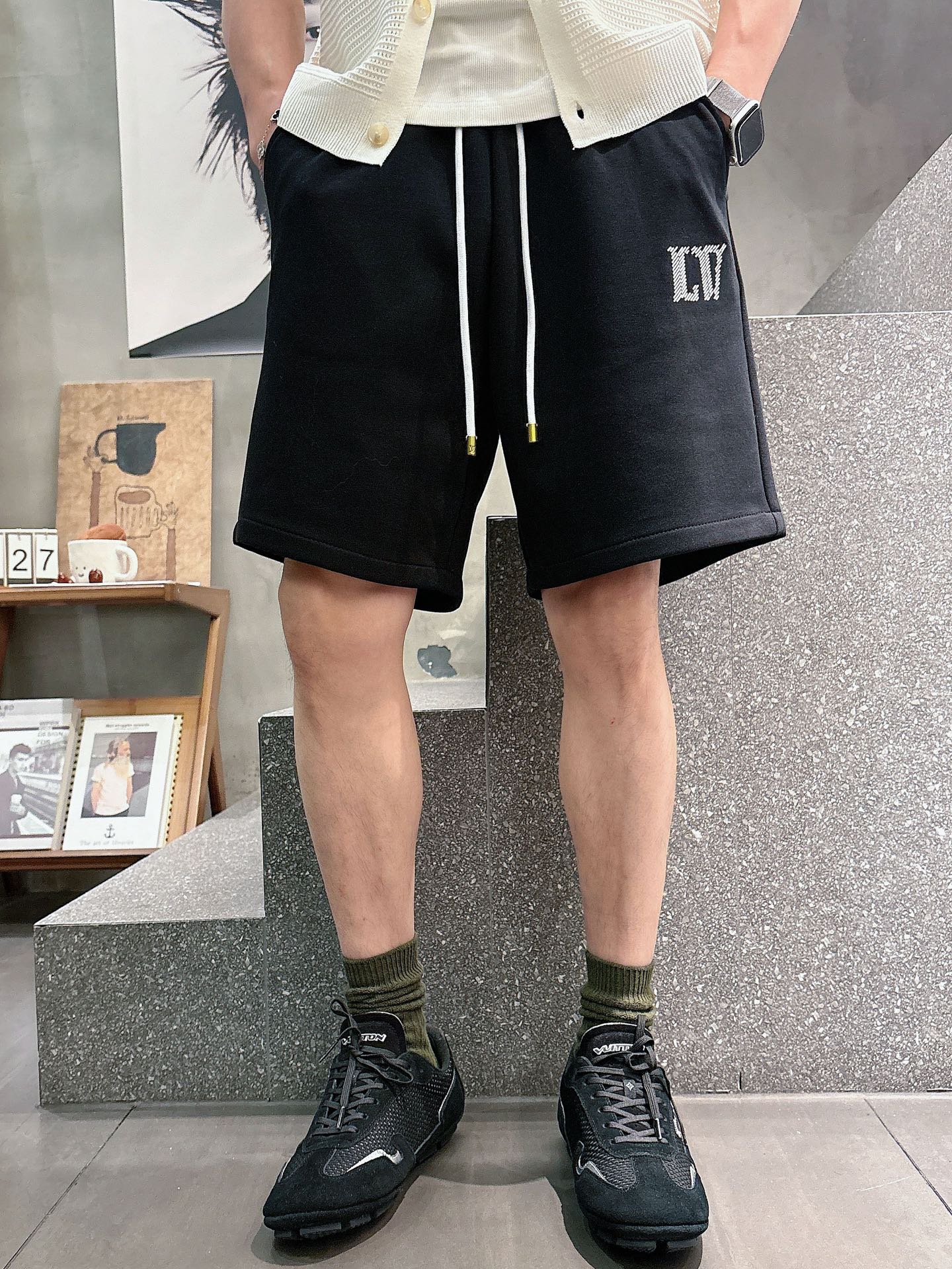 LV   三标齐全 2026夏季新款男士休闲短裤，高级定制面料透气面料 透气弹力舒适度极高，细节无可挑剔