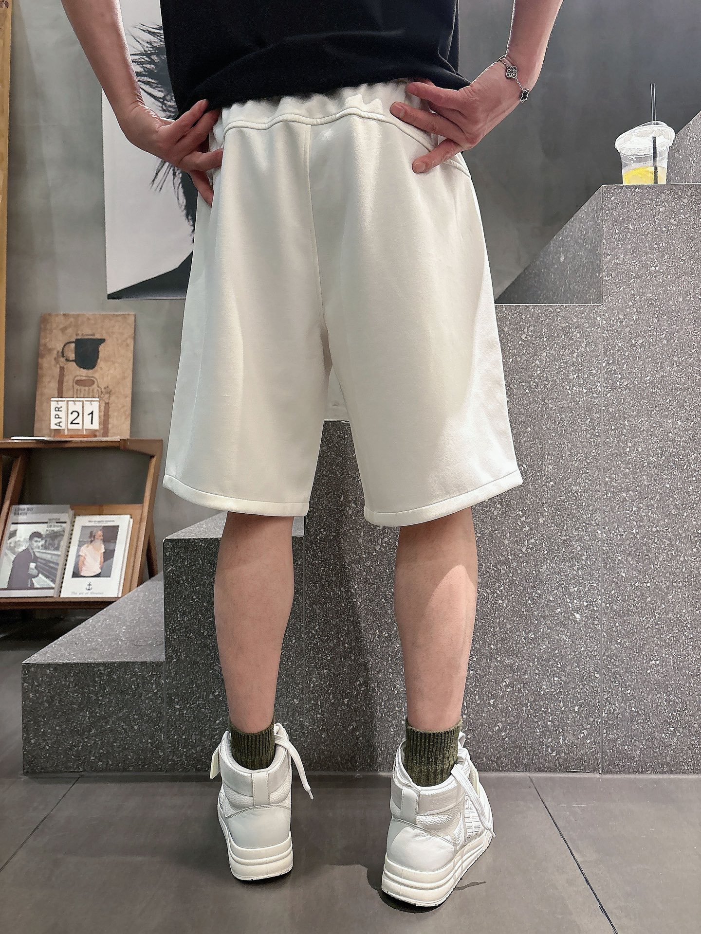 蒙口  三标齐全    2026夏季新款男士休闲短裤，高级定制面料透气面料 透气弹力舒适度极高，细节无可