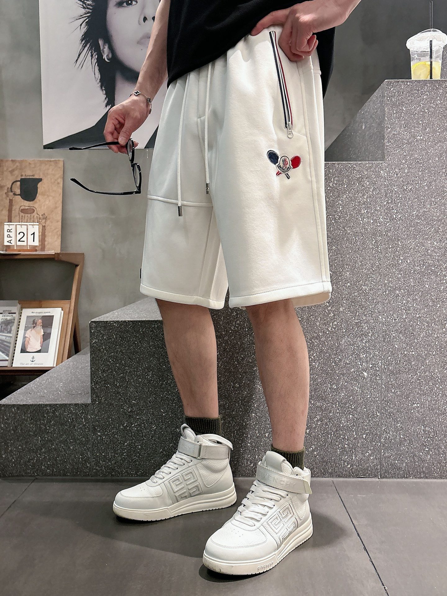 NO:844114,Mouth-mounted, complete with three standards, 2026 new summer men's casual shorts, advanced custom-made breathable fabrics, extremely breathable, elastic and comfortable, with impeccable details, top-grade accessories, original logo design concept, delicate and soft feel!  The upper body fit is awesome!  Sizes M-XXXL, please state your height and weight when ordering,,Moncler,shorts,19860909蒙口 三标齐全 2026夏季新款男士休闲短裤,高级定制面料透气面料 透气弹力舒适度极高,细节无可挑剔,顶级辅料配备,原版logo设计理念,手感细腻柔软！上身版型超赞！尺码M-XXXL下单报身高体重,,Moncler,shorts,,Men's clothing