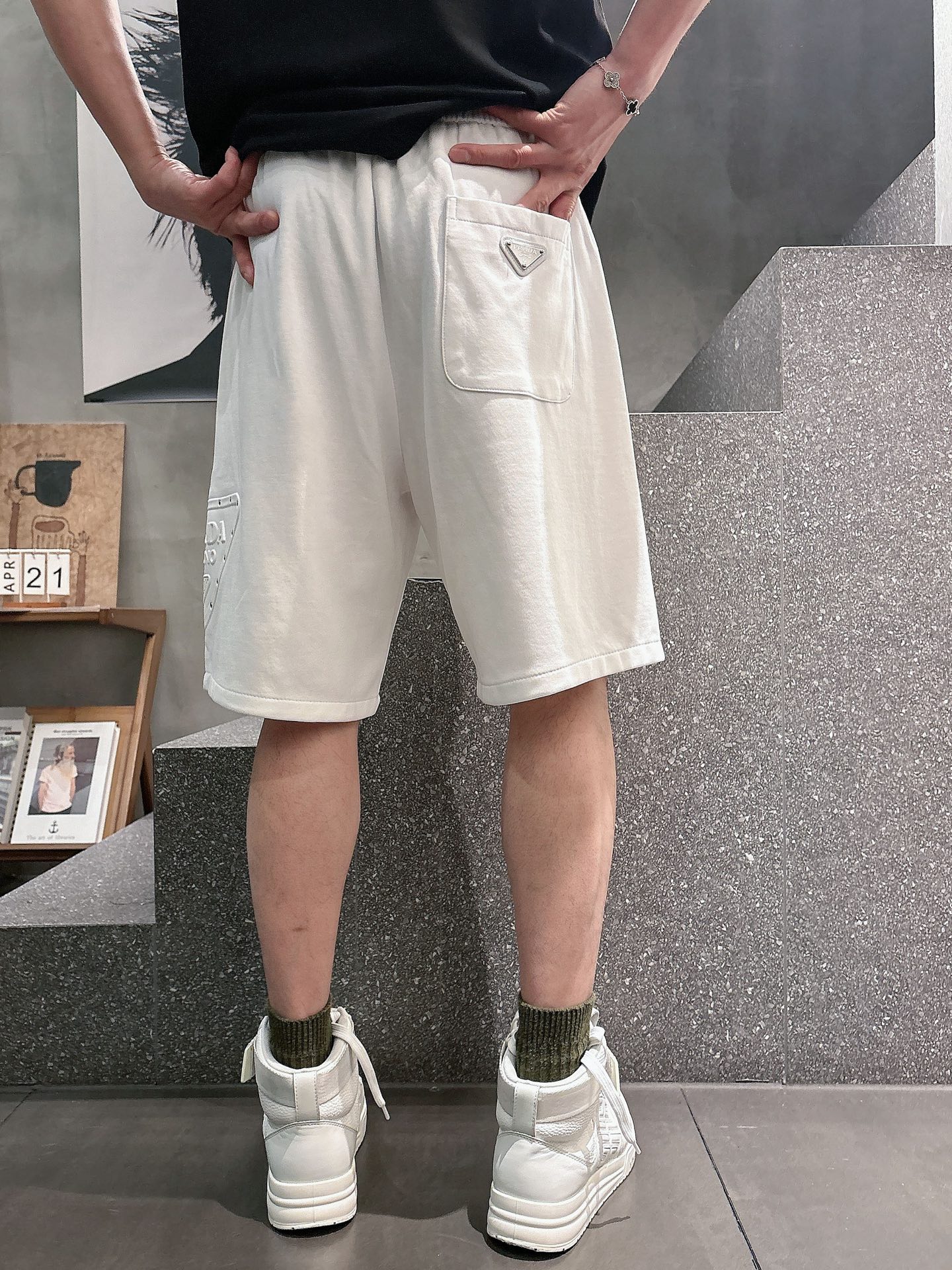 普拉达  三标齐全    2026夏季新款男士休闲短裤，高级定制面料透气面料 透气弹力舒适度极高，细节无
