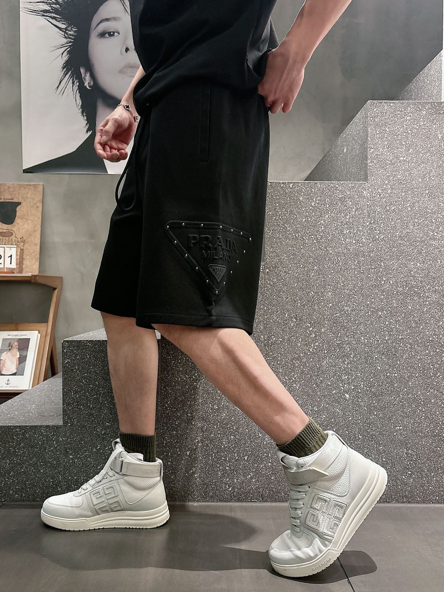 NO:844123,Prada's three-standard complete 2026 new summer men's casual shorts, advanced custom-made breathable fabrics, extremely breathable, elastic and comfortable, impeccable details, top-grade accessories, original logo design concept, delicate and soft feel!  The upper body fit is awesome!  Sizes M-XXXL, please state your height and weight when ordering, prada, shorts,19860909普拉达 三标齐全 2026夏季新款男士休闲短裤,高级定制面料透气面料 透气弹力舒适度极高,细节无可挑剔,顶级辅料配备,原版logo设计理念,手感细腻柔软！上身版型超赞！尺码M-XXXL下单报身高体重,,prada,shorts,,Men's clothing