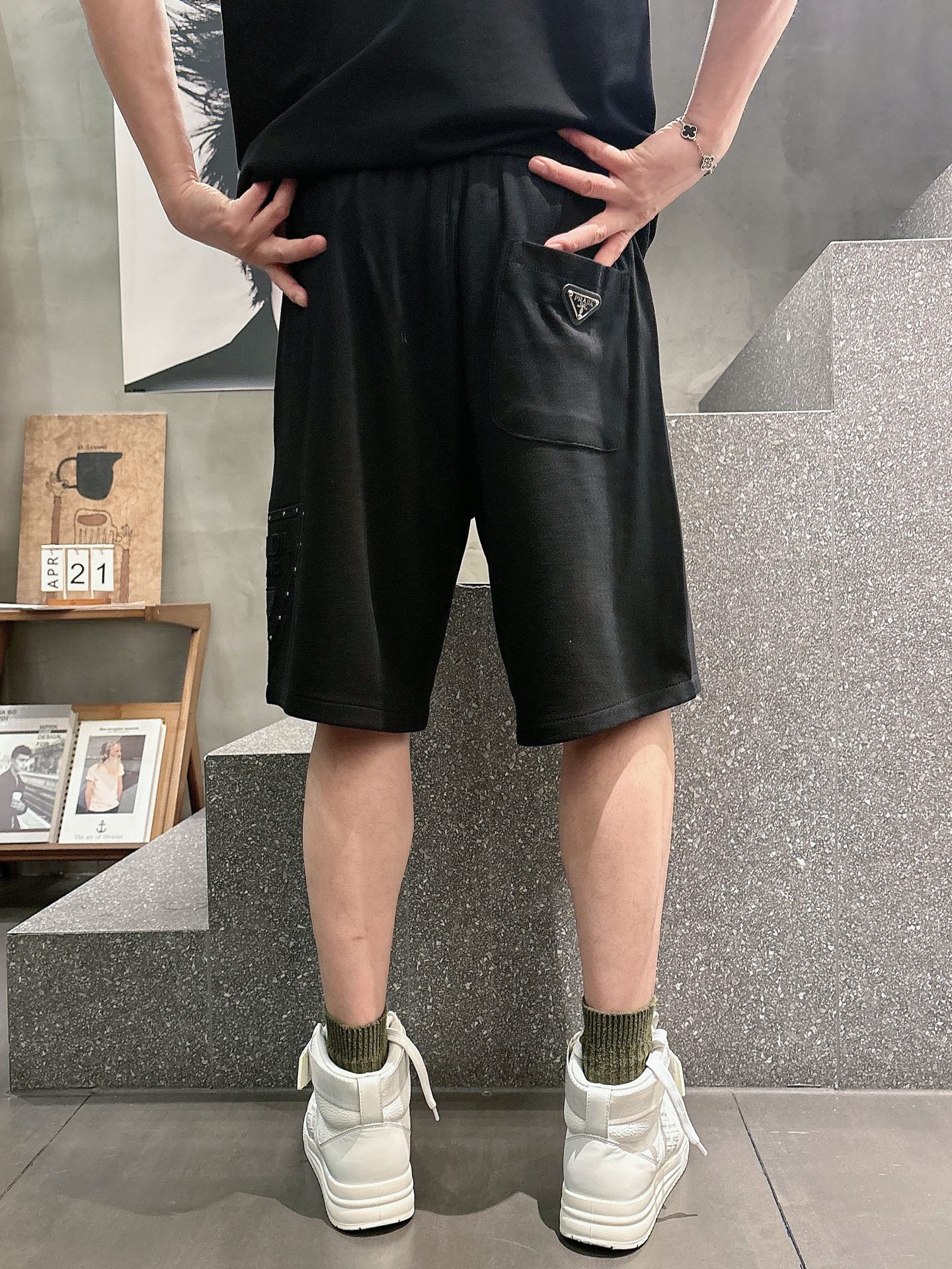 普拉达  三标齐全    2026夏季新款男士休闲短裤，高级定制面料透气面料 透气弹力舒适度极高，细节无