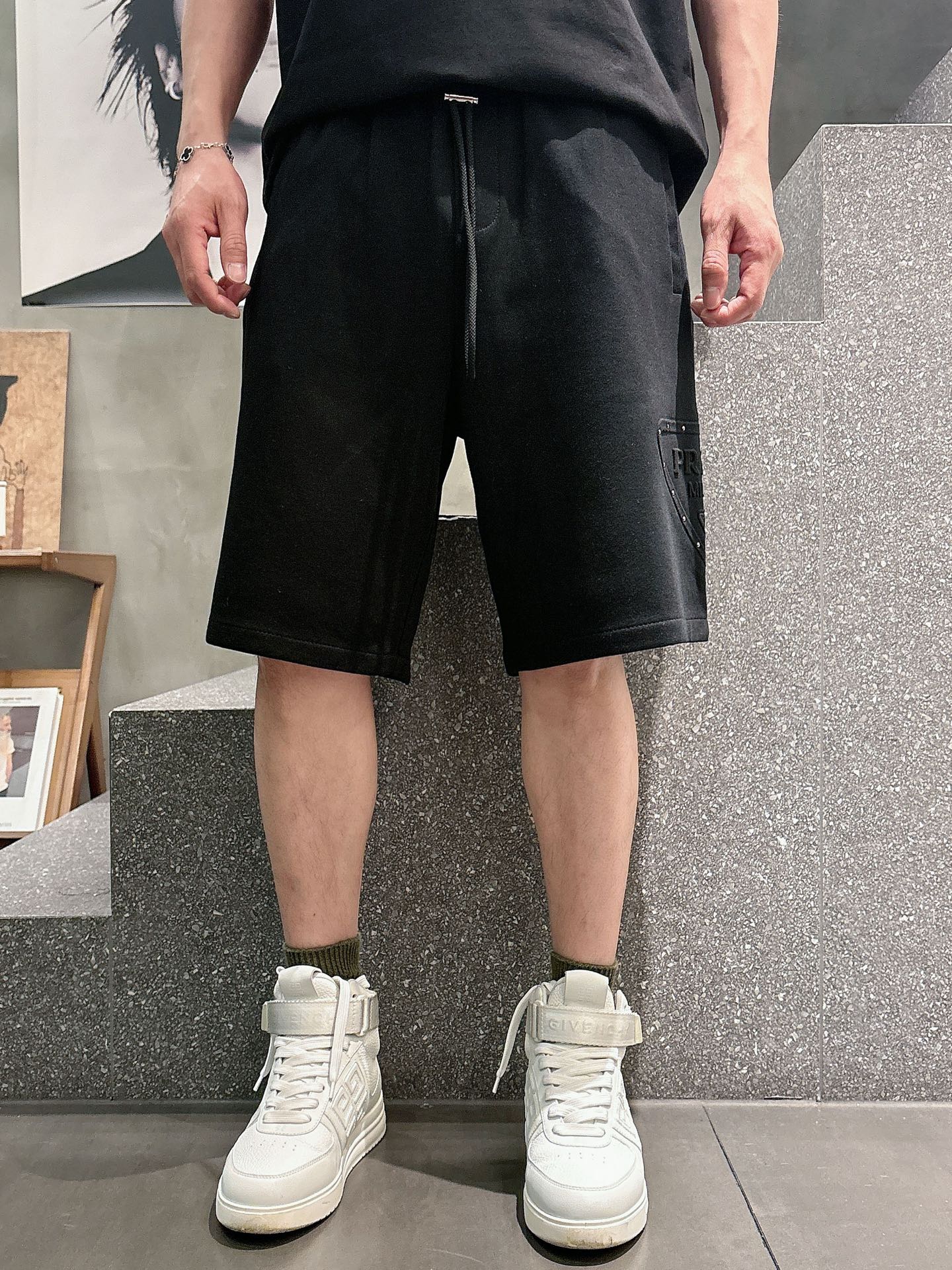 普拉达  三标齐全    2026夏季新款男士休闲短裤，高级定制面料透气面料 透气弹力舒适度极高，细节无