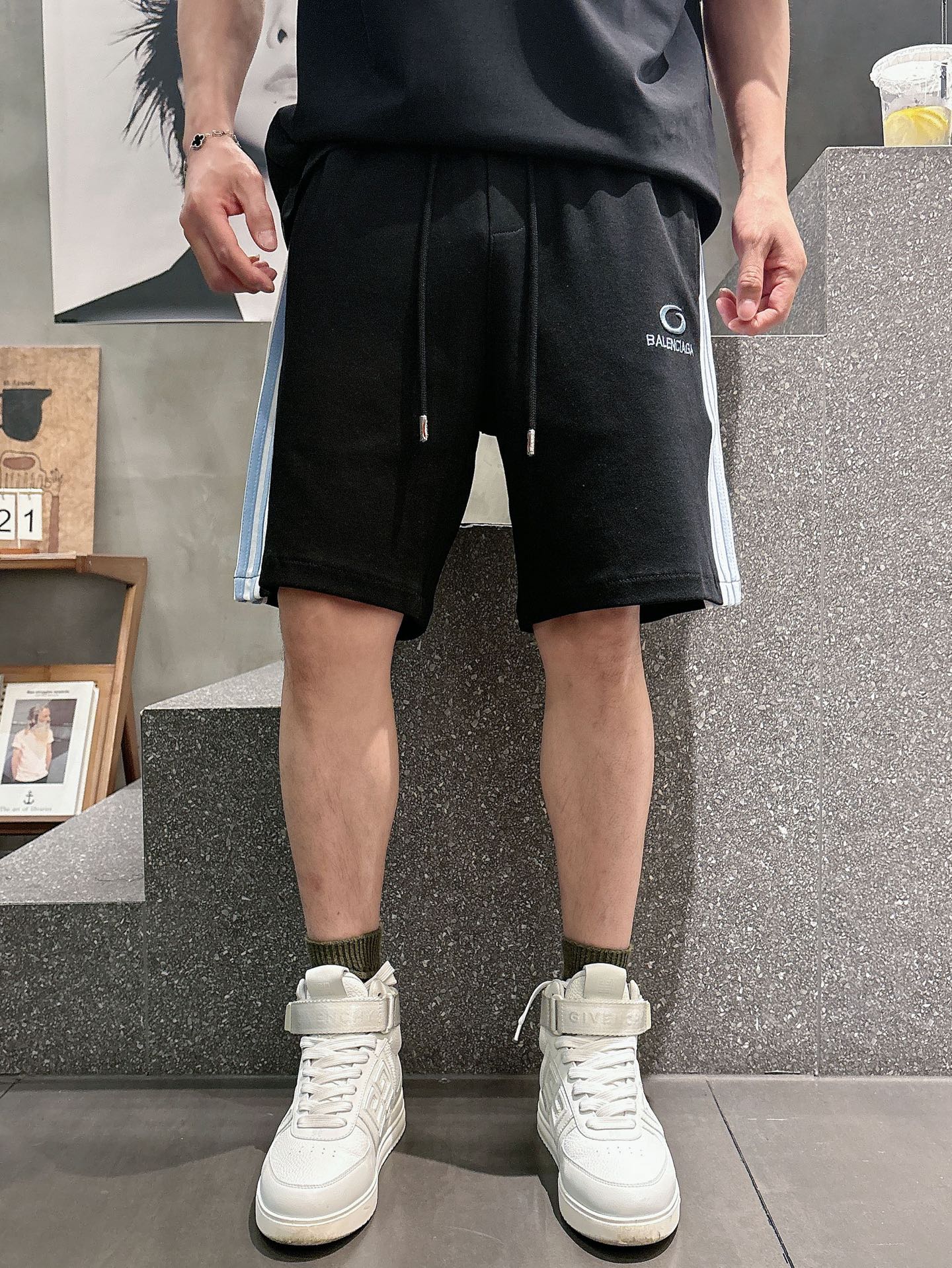 巴黎世家  三标齐全    2026夏季新款男士休闲短裤，高级定制面料透气面料 透气弹力舒适度极高，细节