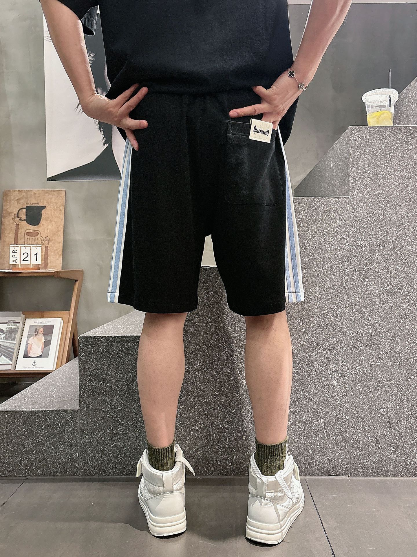 巴黎世家  三标齐全    2026夏季新款男士休闲短裤，高级定制面料透气面料 透气弹力舒适度极高，细节