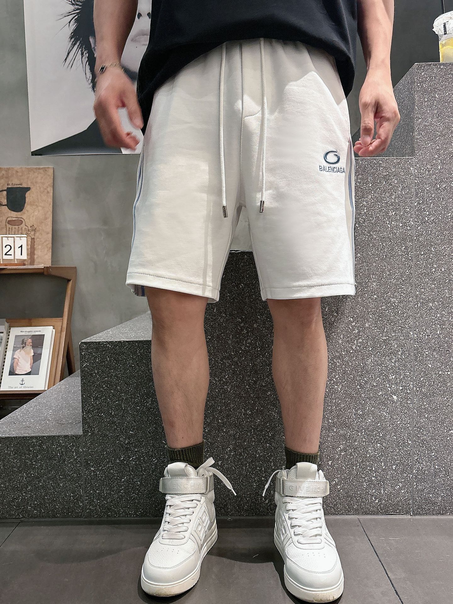 巴黎世家  三标齐全    2026夏季新款男士休闲短裤，高级定制面料透气面料 透气弹力舒适度极高，细节